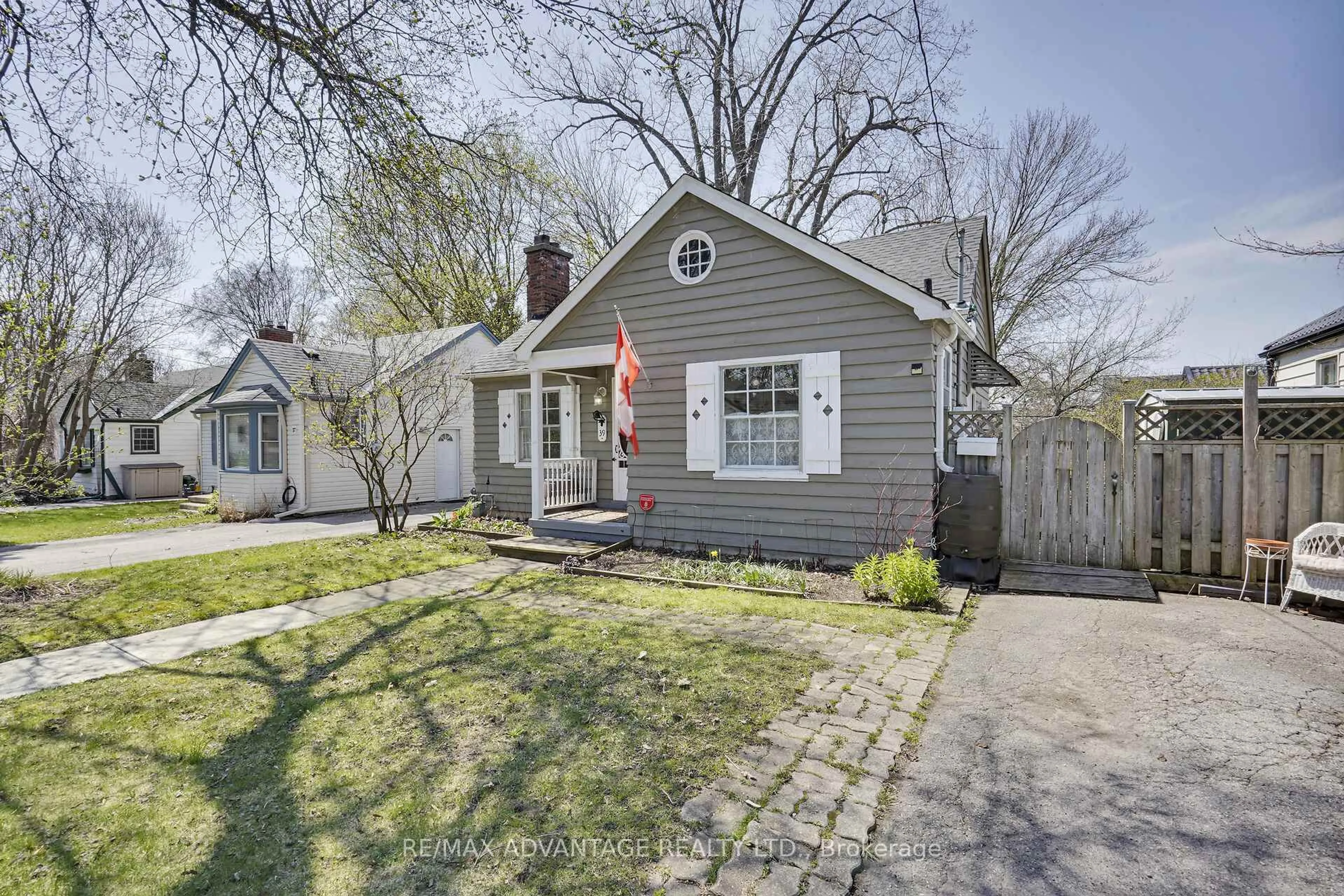 Home with vinyl exterior material, street for 39 Balmoral Ave, London East Ontario N5Y 2K9