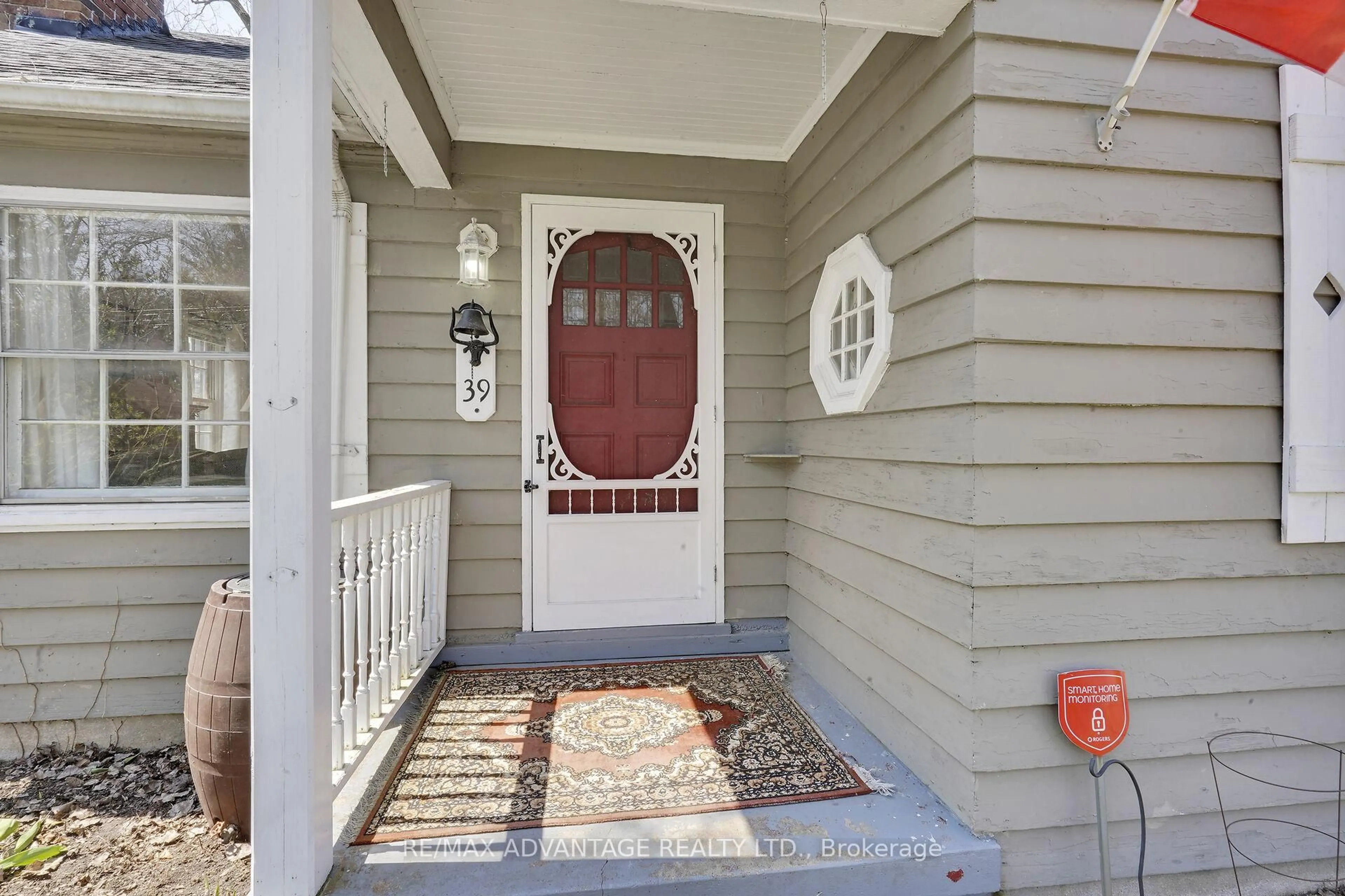 Indoor entryway for 39 Balmoral Ave, London East Ontario N5Y 2K9