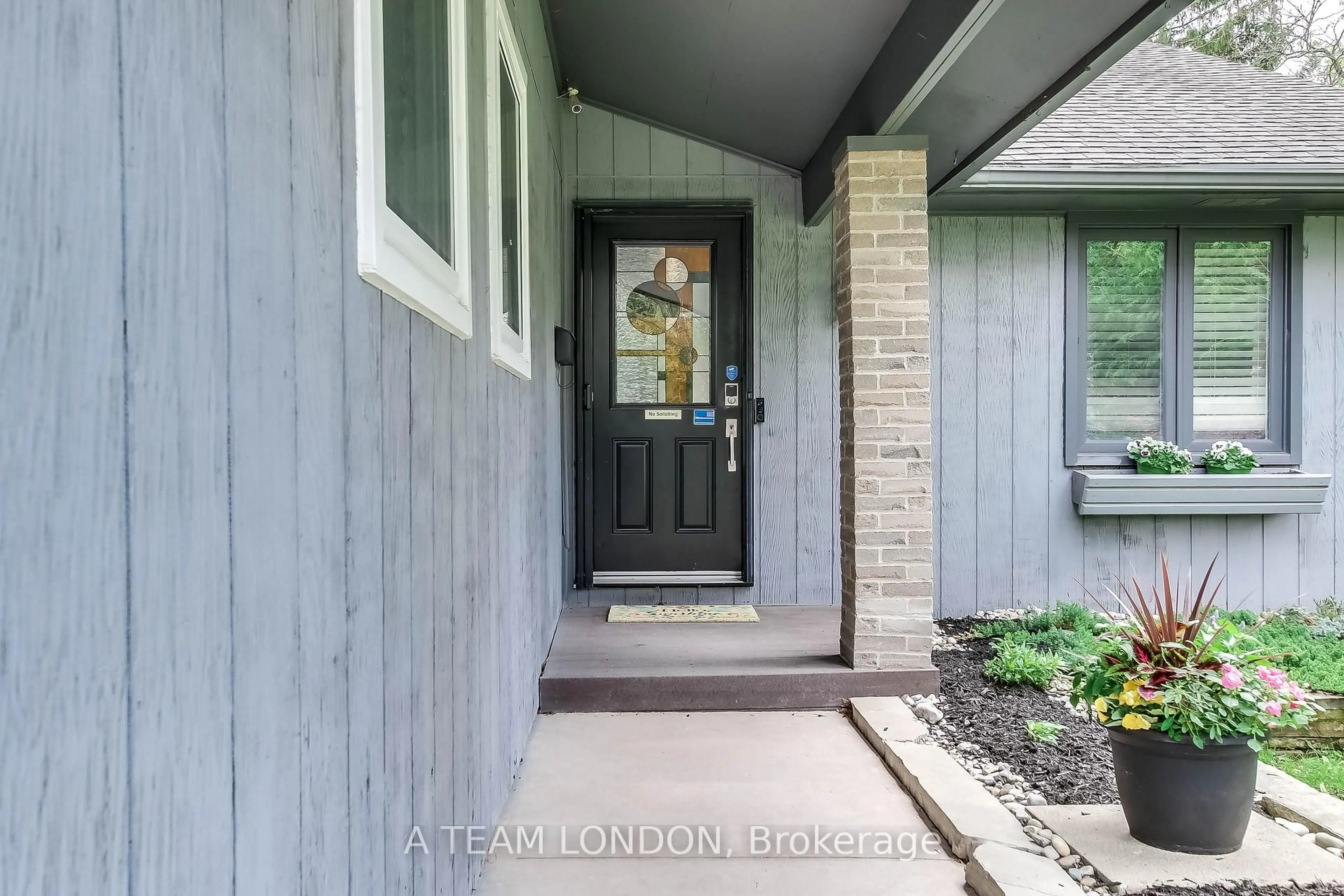 Indoor entryway for 79 Yardley Wood Rd, London North Ontario N6G 2H9