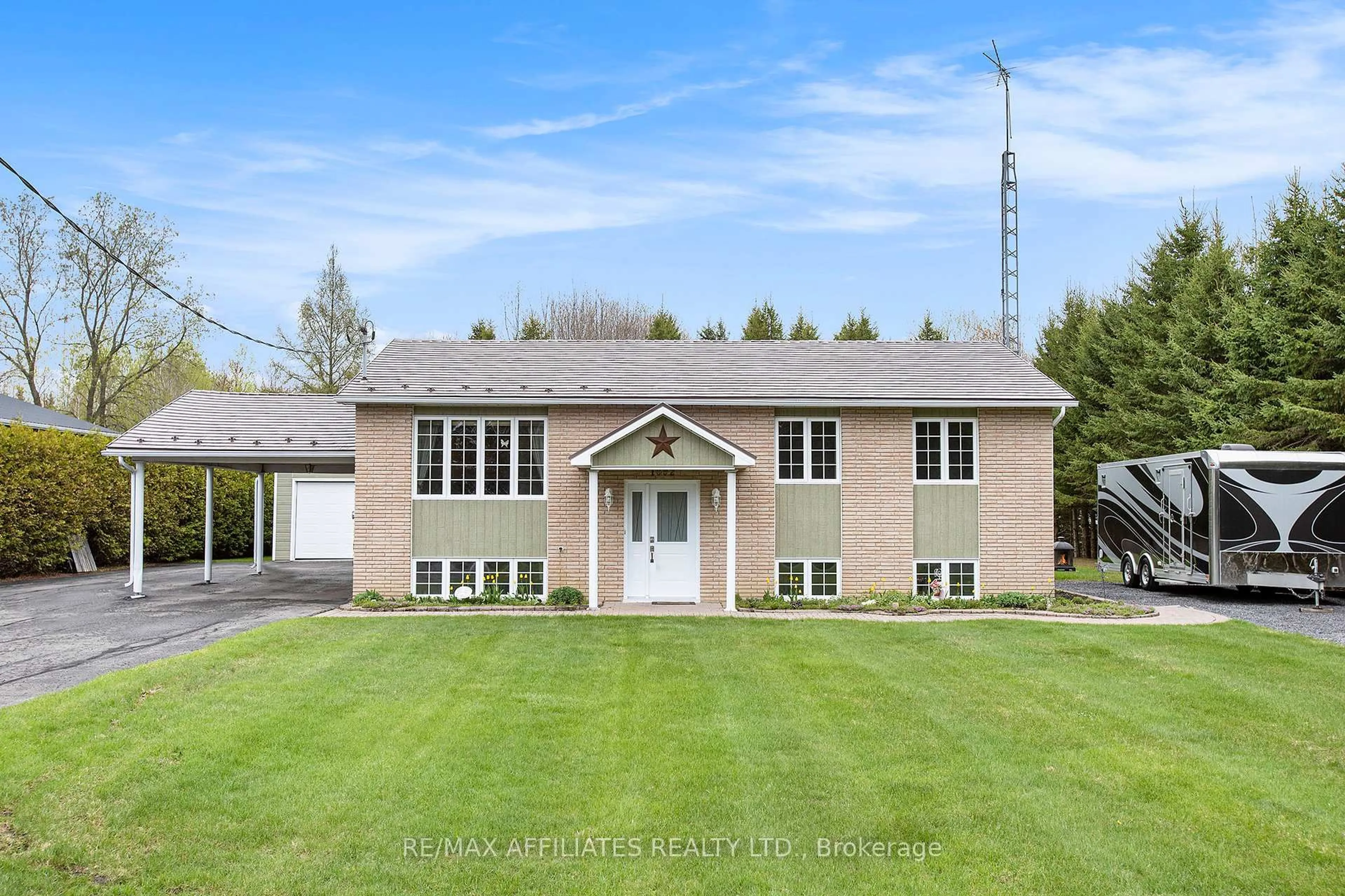 Home with vinyl exterior material, building for 1092 Montee Benoit Sdrd, The Nation Ontario K0A 1M0
