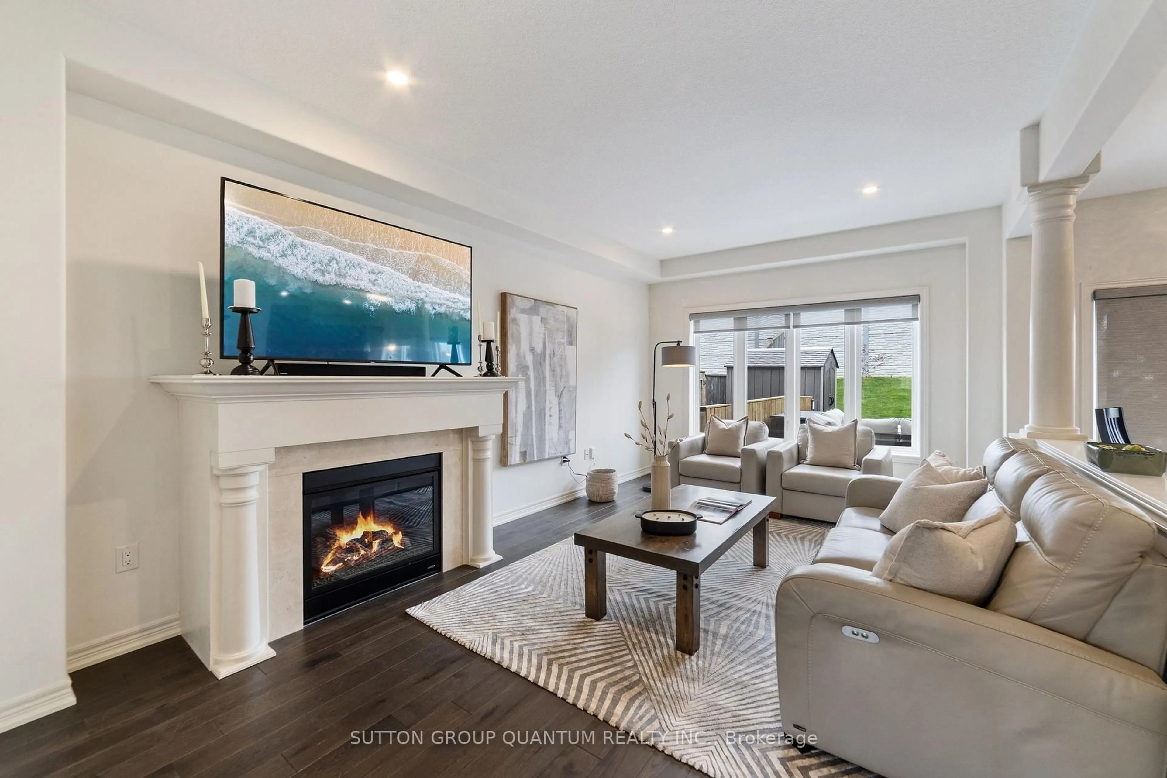 Living room with furniture, unknown for 80 Lorne Ave, Grimsby Ontario L3M 0C7