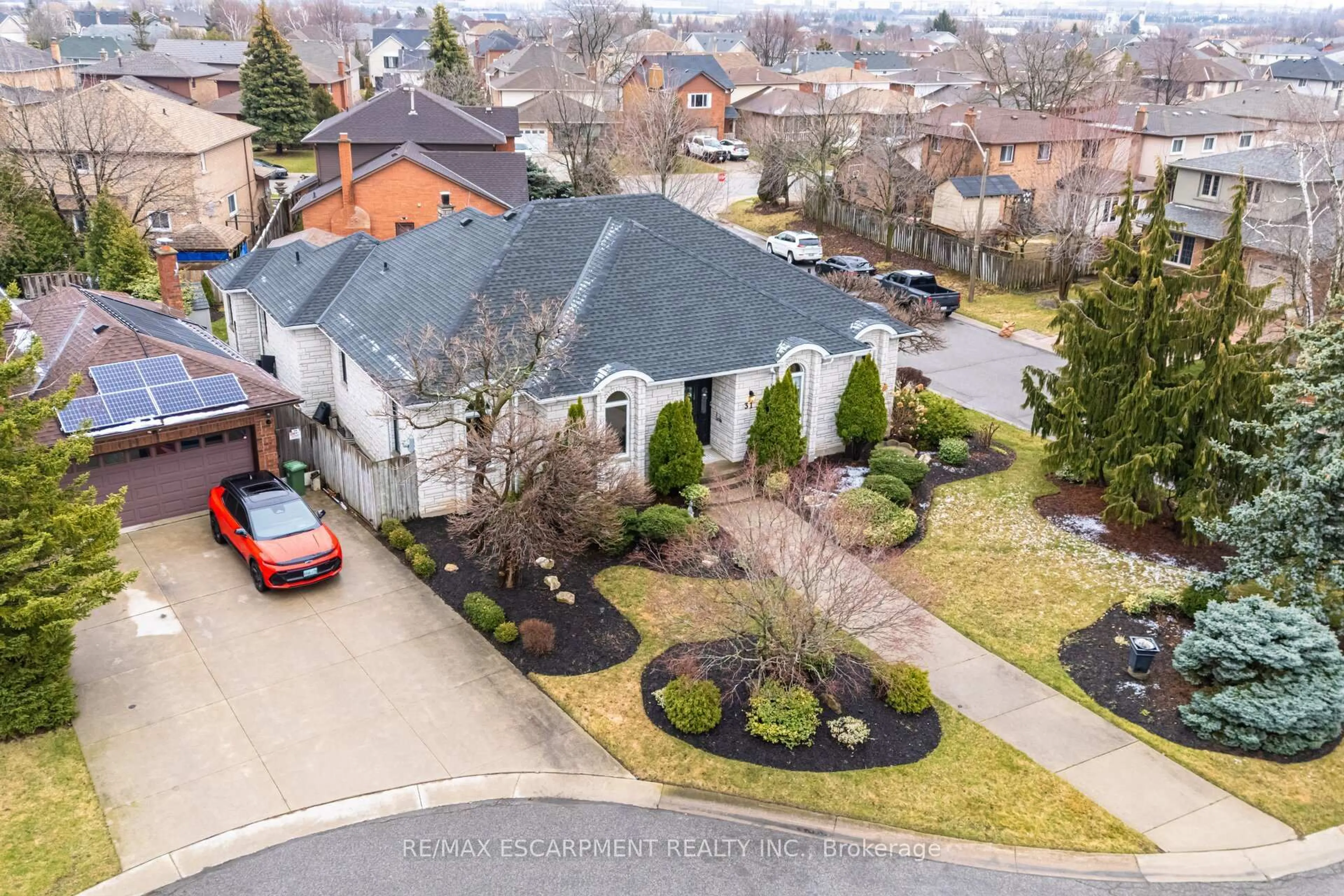 A pic from outside/outdoor area/front of a property/back of a property/a pic from drone, street for 31 Ingrid Crt, Hamilton Ontario L8W 2V4