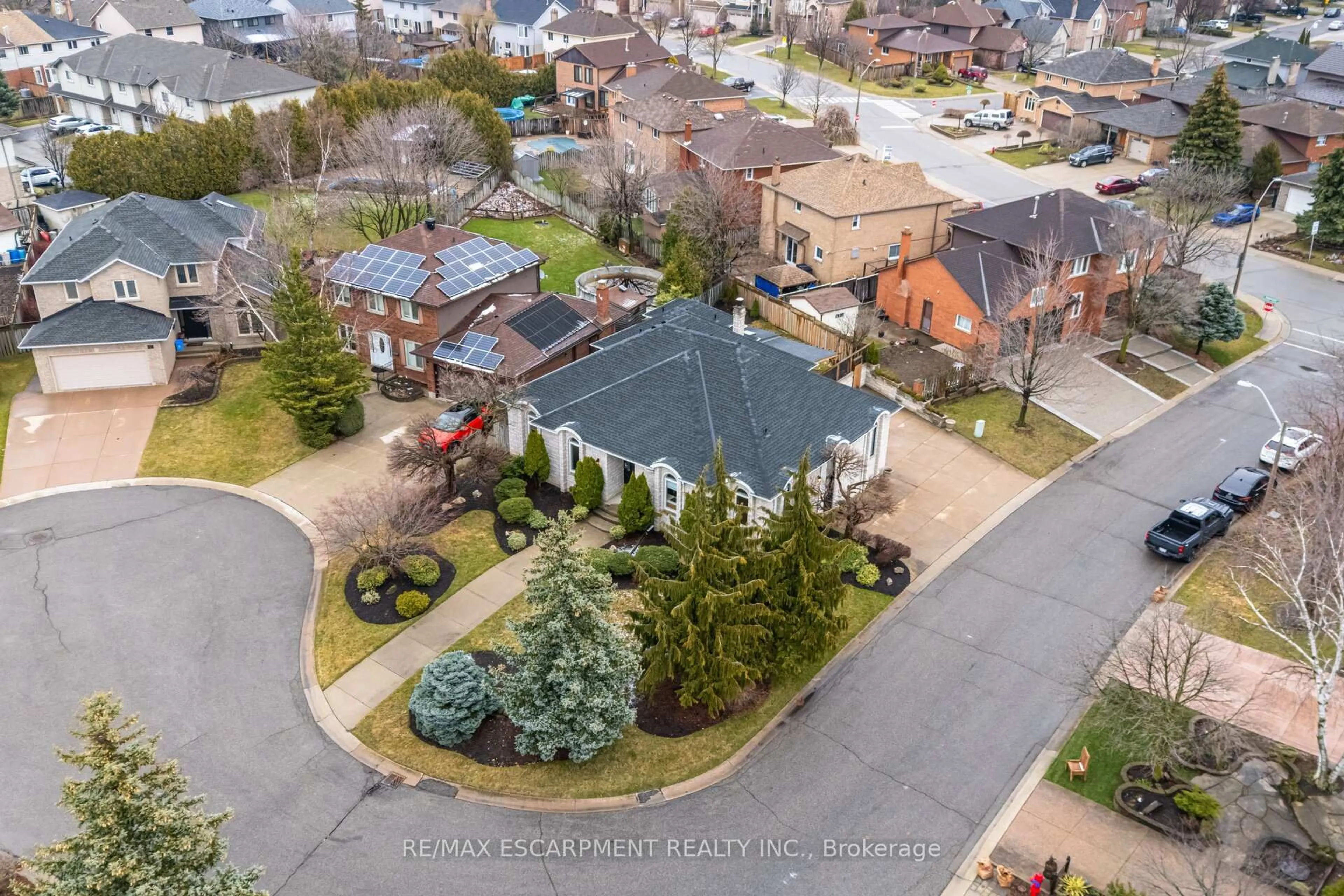 A pic from outside/outdoor area/front of a property/back of a property/a pic from drone, street for 31 Ingrid Crt, Hamilton Ontario L8W 2V4