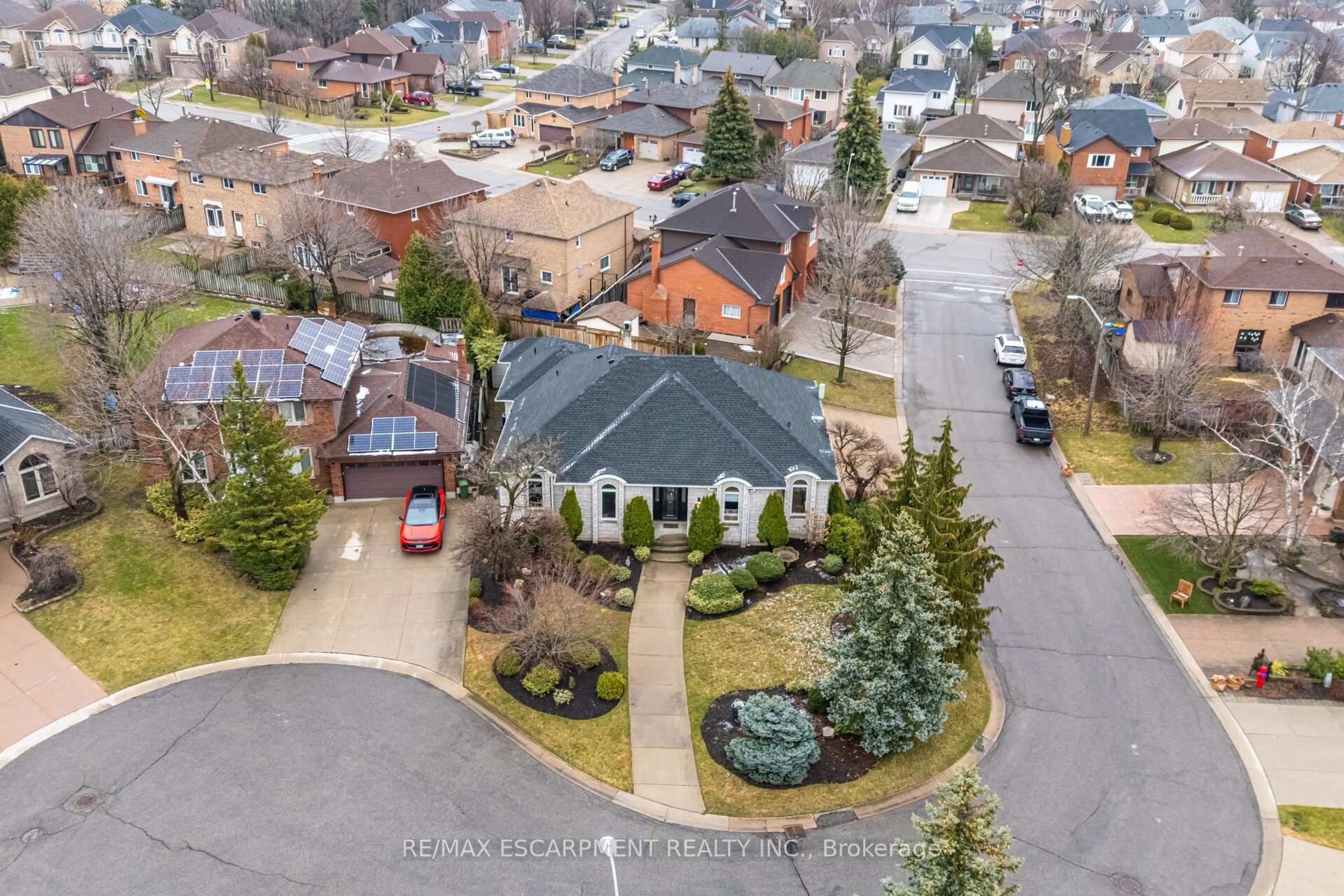 A pic from outside/outdoor area/front of a property/back of a property/a pic from drone, street for 31 Ingrid Crt, Hamilton Ontario L8W 2V4