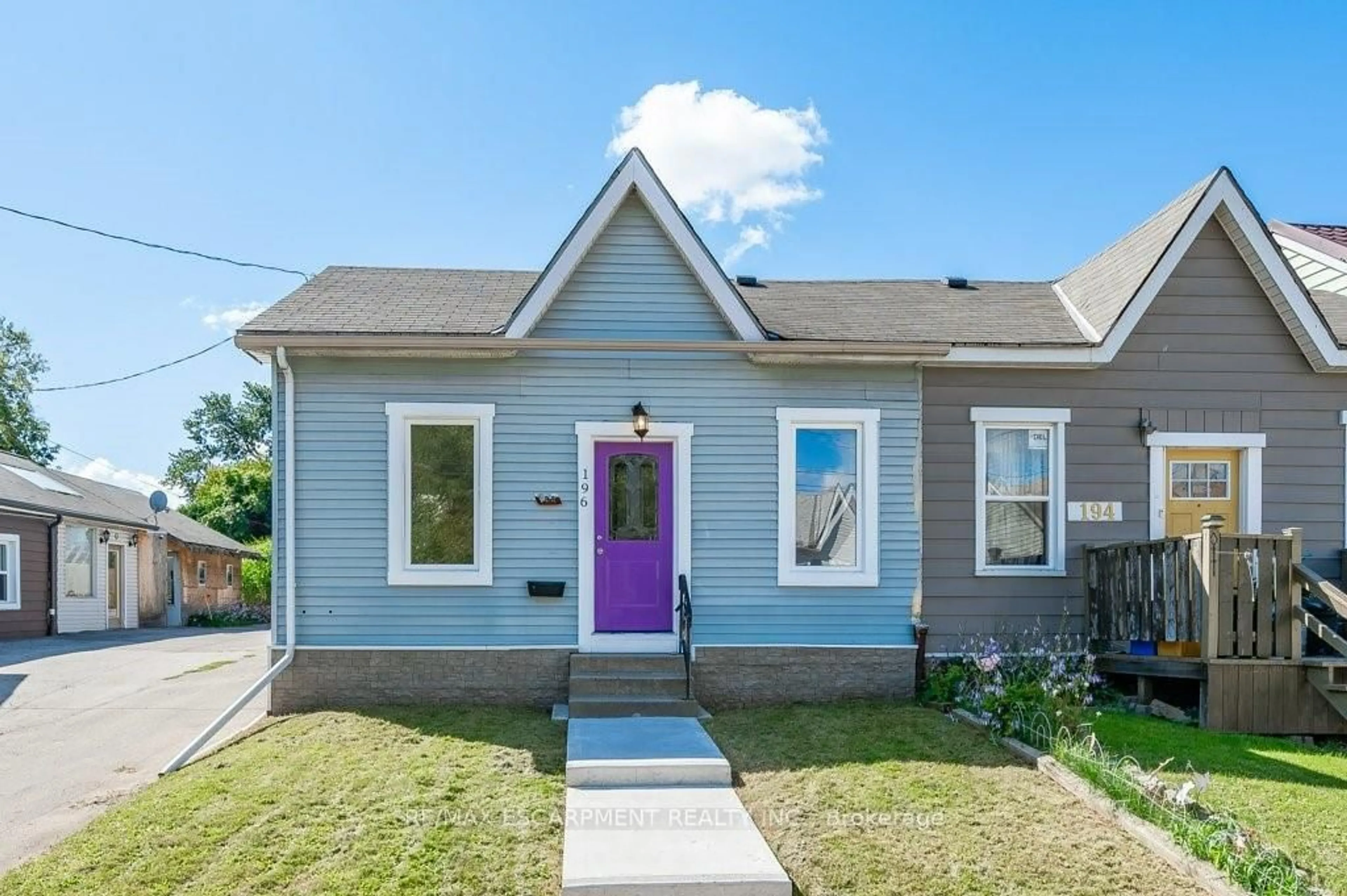 Home with vinyl exterior material, street for 196 Picton St, Hamilton Ontario L8L 3W9