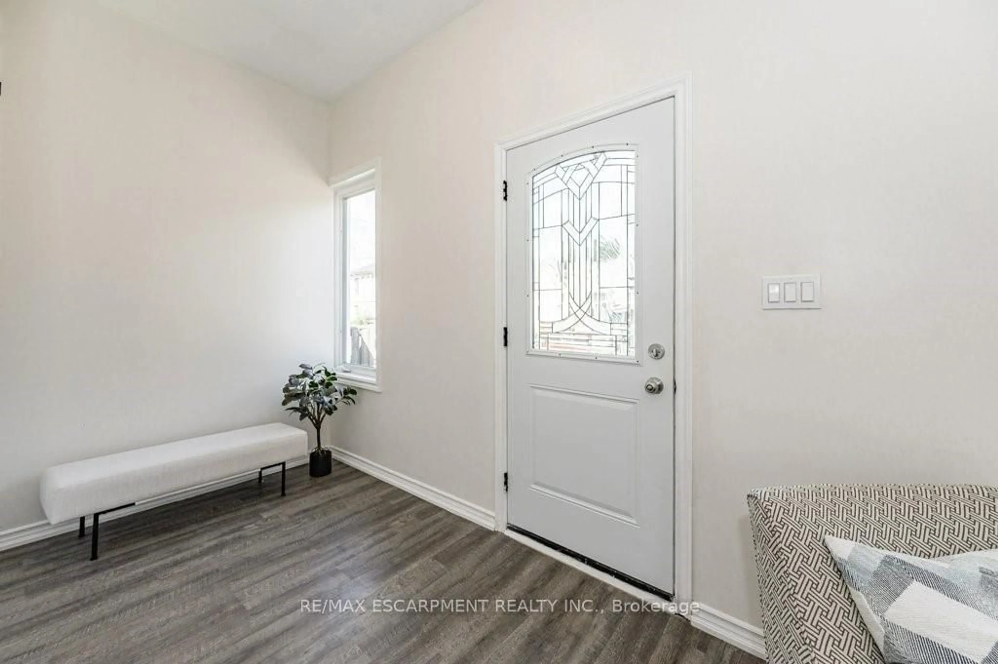 Indoor entryway for 196 Picton St, Hamilton Ontario L8L 3W9