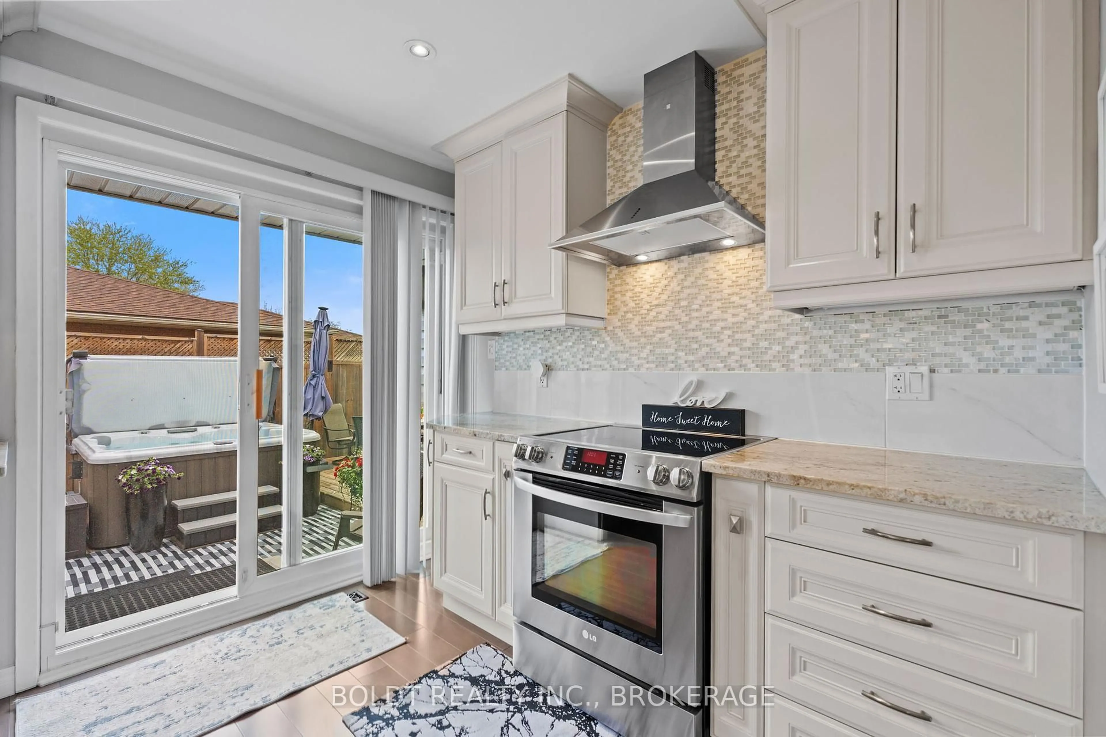 Open concept kitchen, ceramic/tile floor for 53 Regent Dr, St. Catharines Ontario L2M 3L8