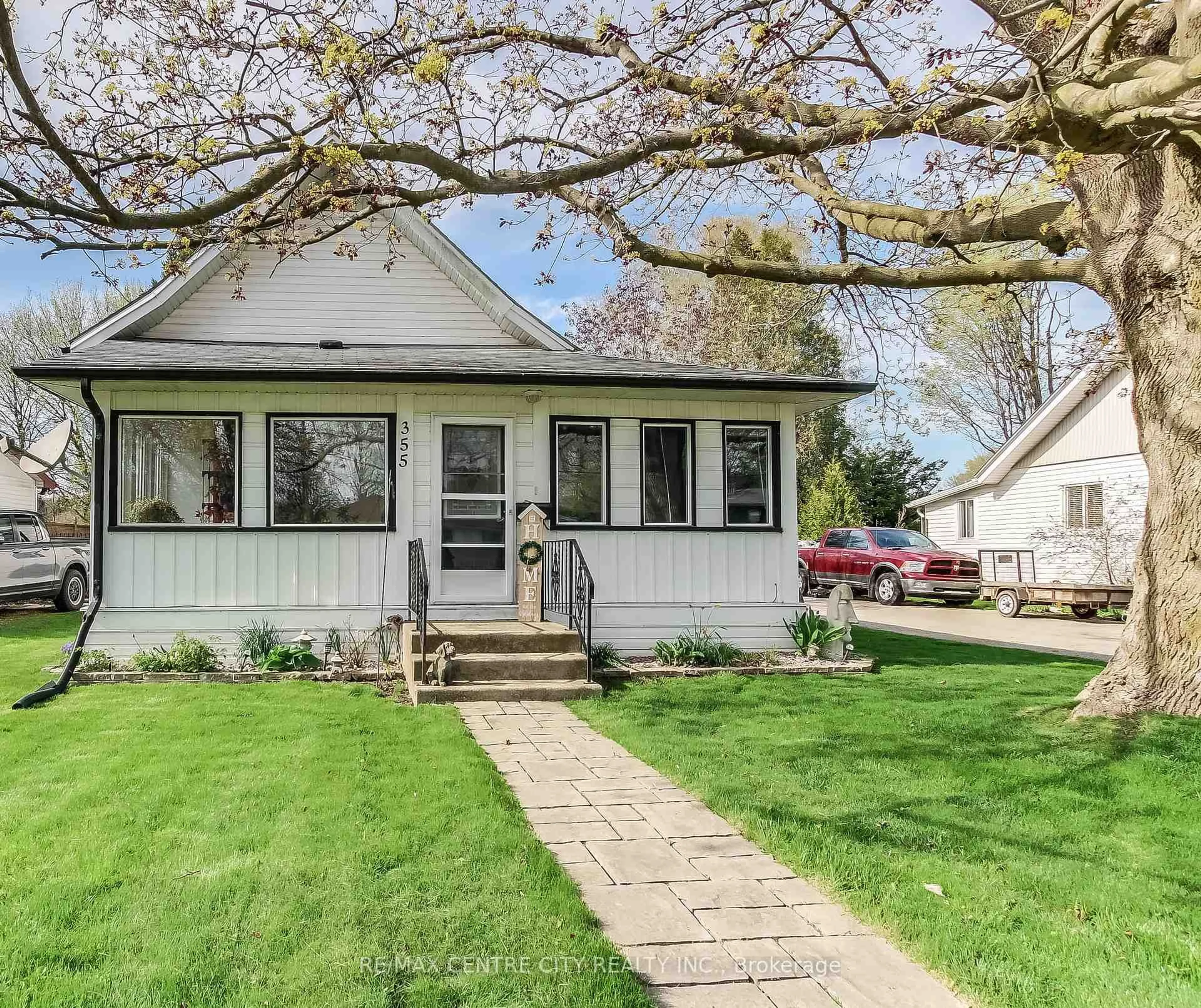 Home with vinyl exterior material, street for 355 WARREN St, Central Elgin Ontario N5L 1B5