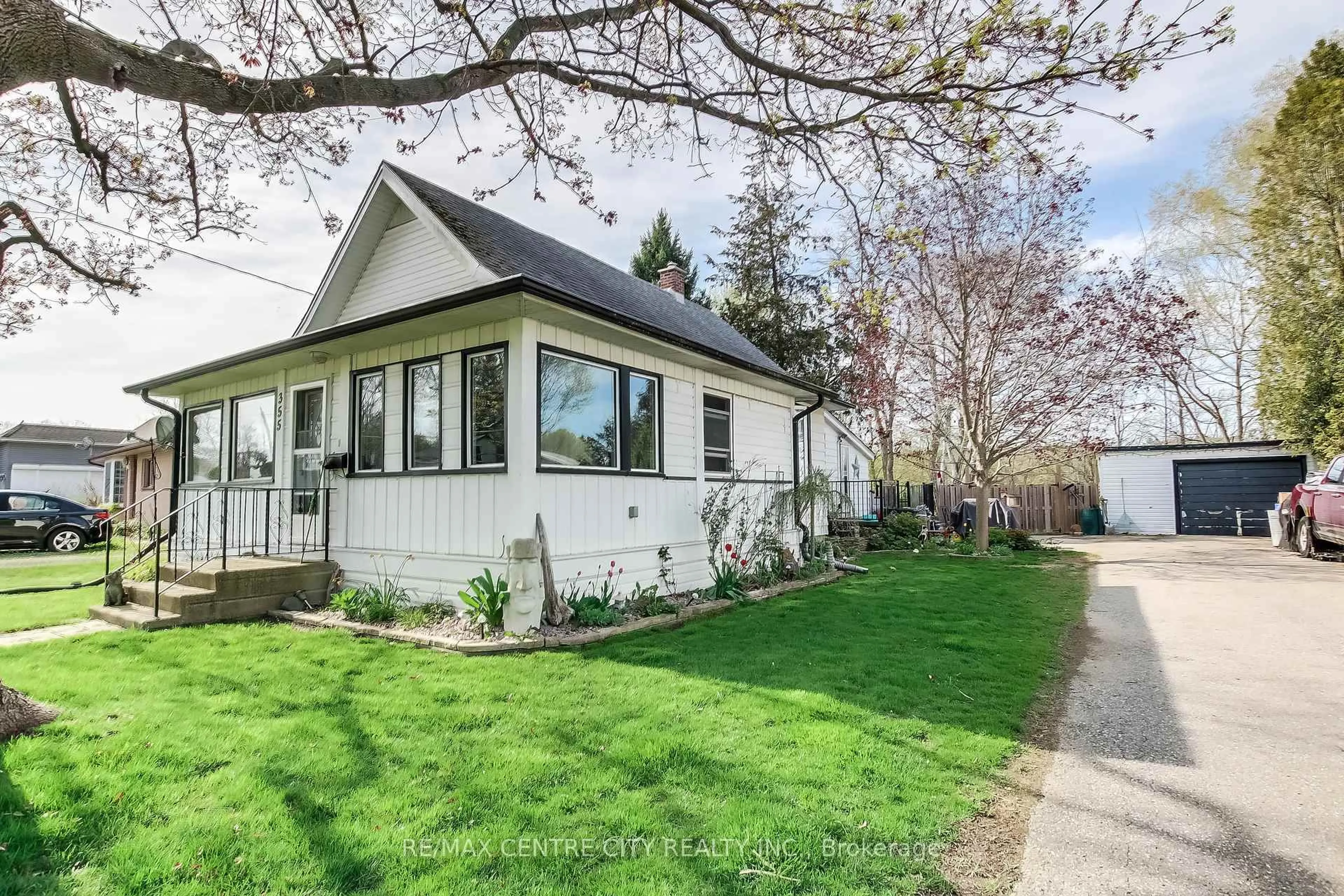 Home with vinyl exterior material, street for 355 WARREN St, Central Elgin Ontario N5L 1B5