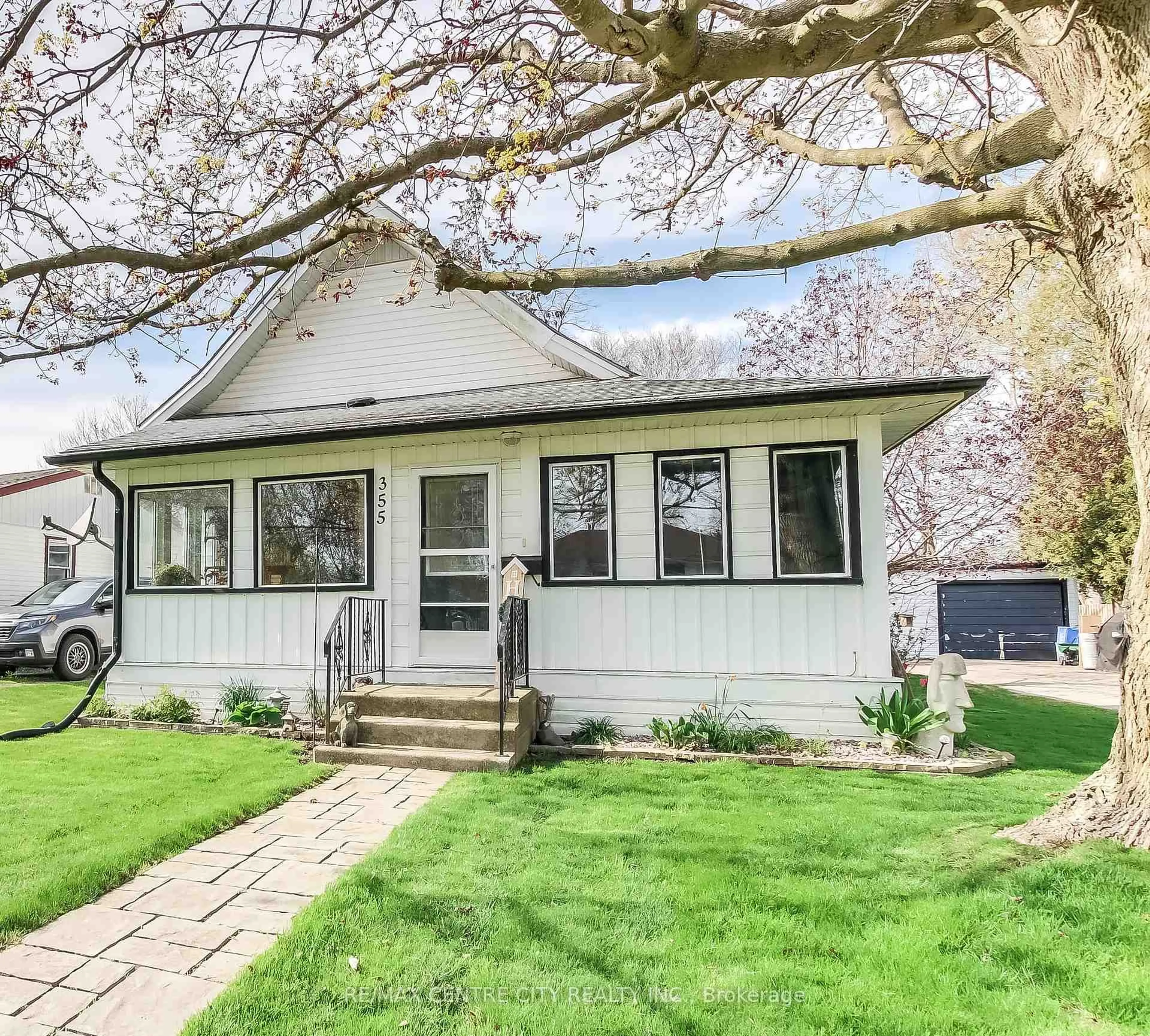 Home with vinyl exterior material, street for 355 WARREN St, Central Elgin Ontario N5L 1B5