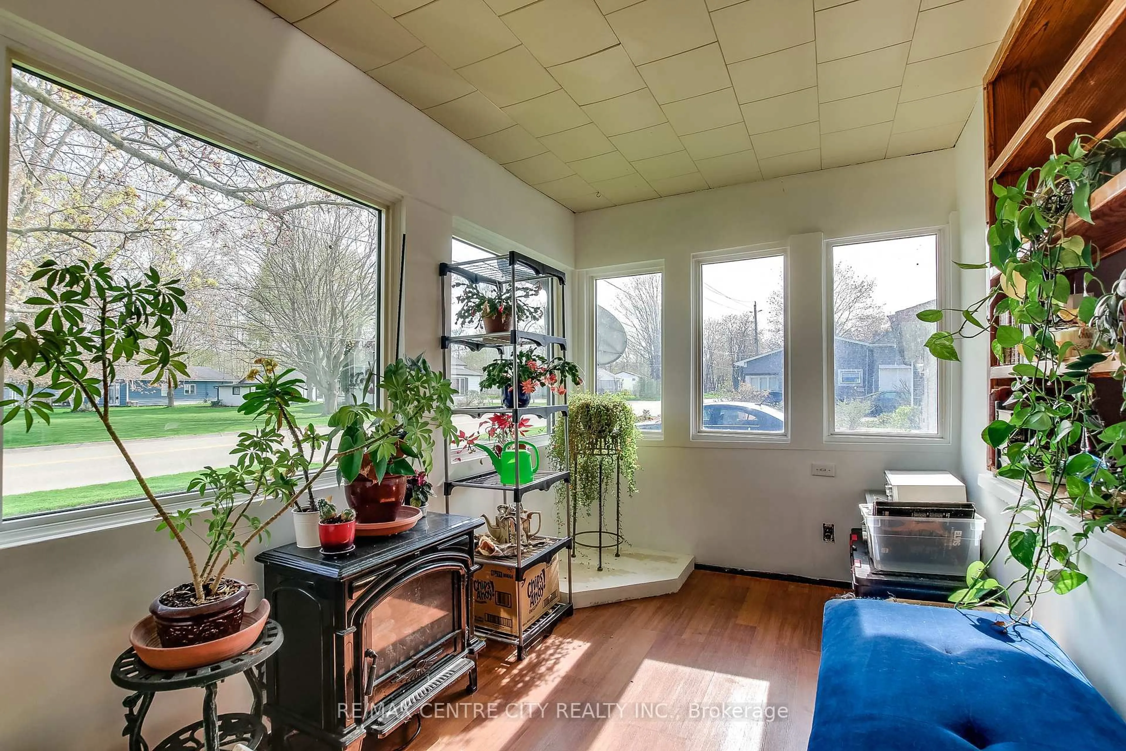 Indoor foyer for 355 WARREN St, Central Elgin Ontario N5L 1B5