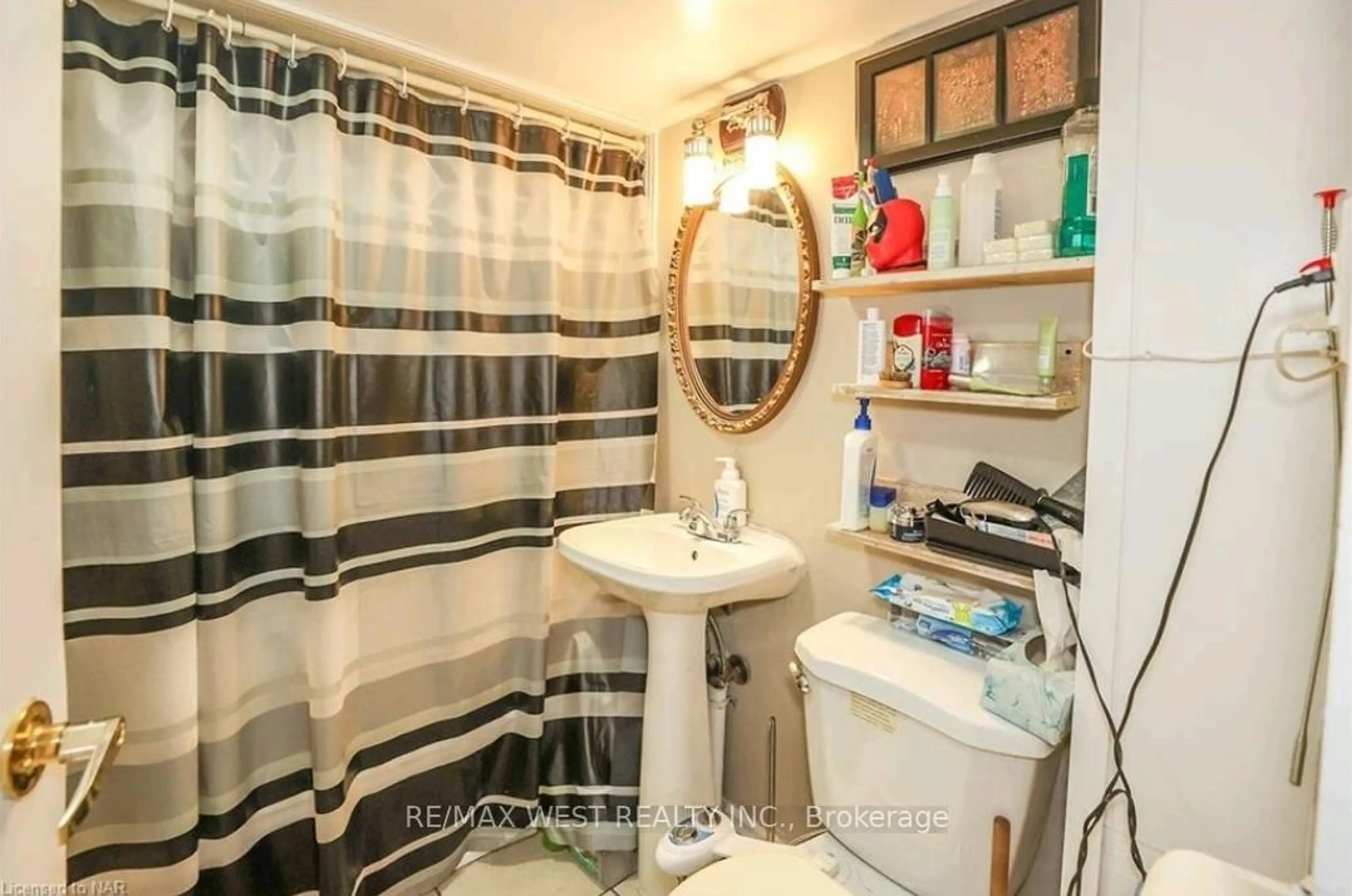 Standard bathroom, ceramic/tile floor for 6175 Barker St, Niagara Falls Ontario L2G 1Y5