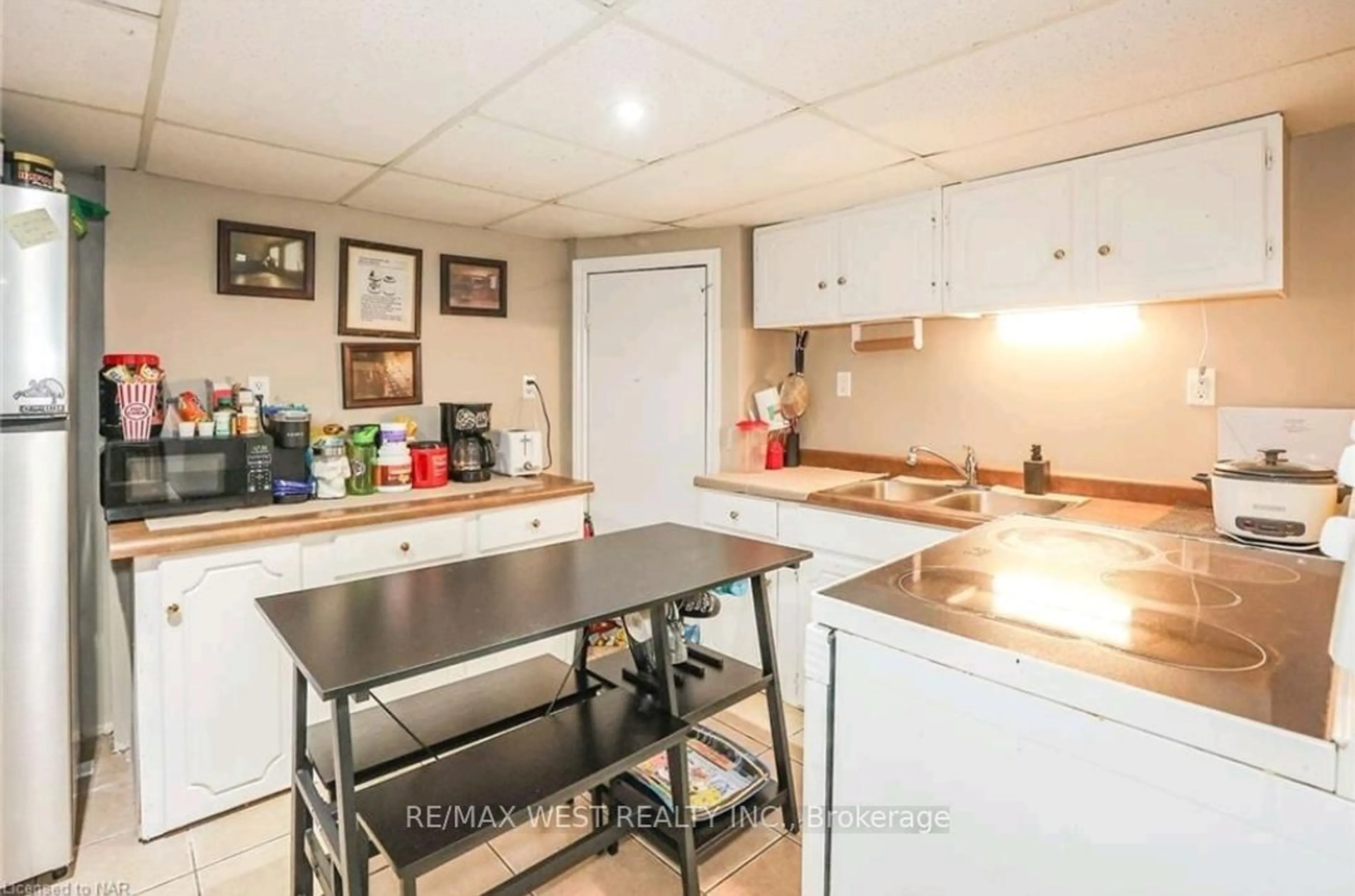 Standard kitchen, unknown for 6175 Barker St, Niagara Falls Ontario L2G 1Y5