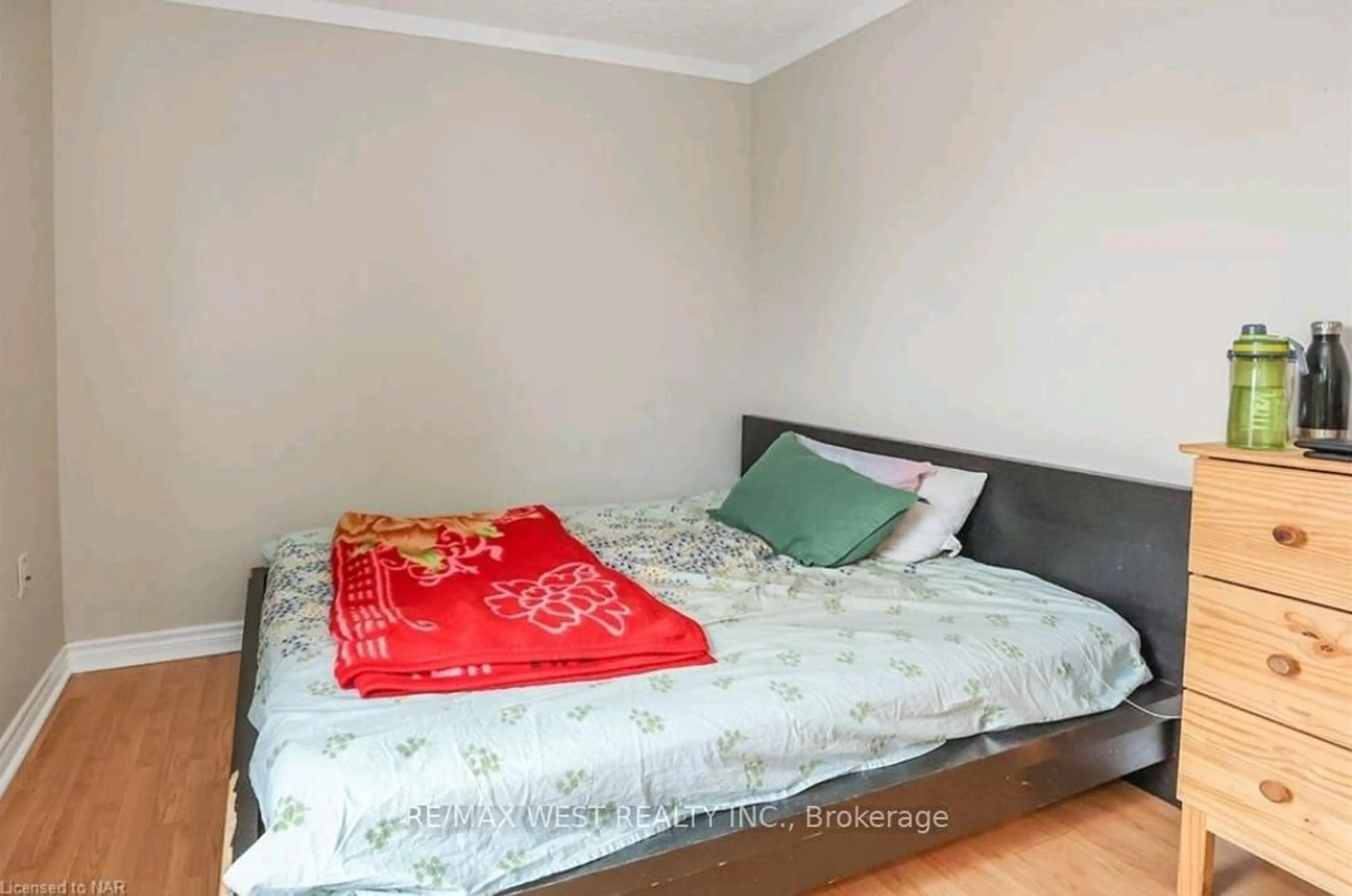 A pic of a room for 6175 Barker St, Niagara Falls Ontario L2G 1Y5