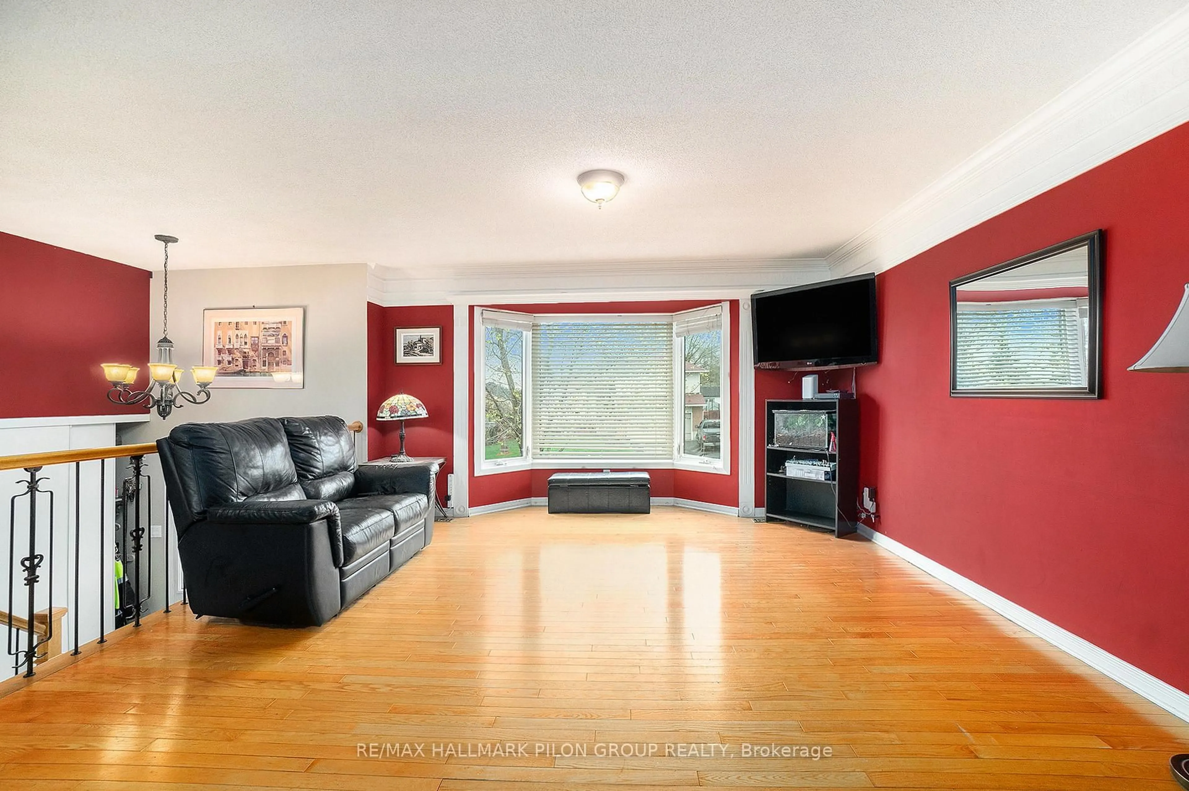Living room with furniture, unknown for 1018 Belvedere Ave, Clarence-Rockland Ontario K4K 1H3