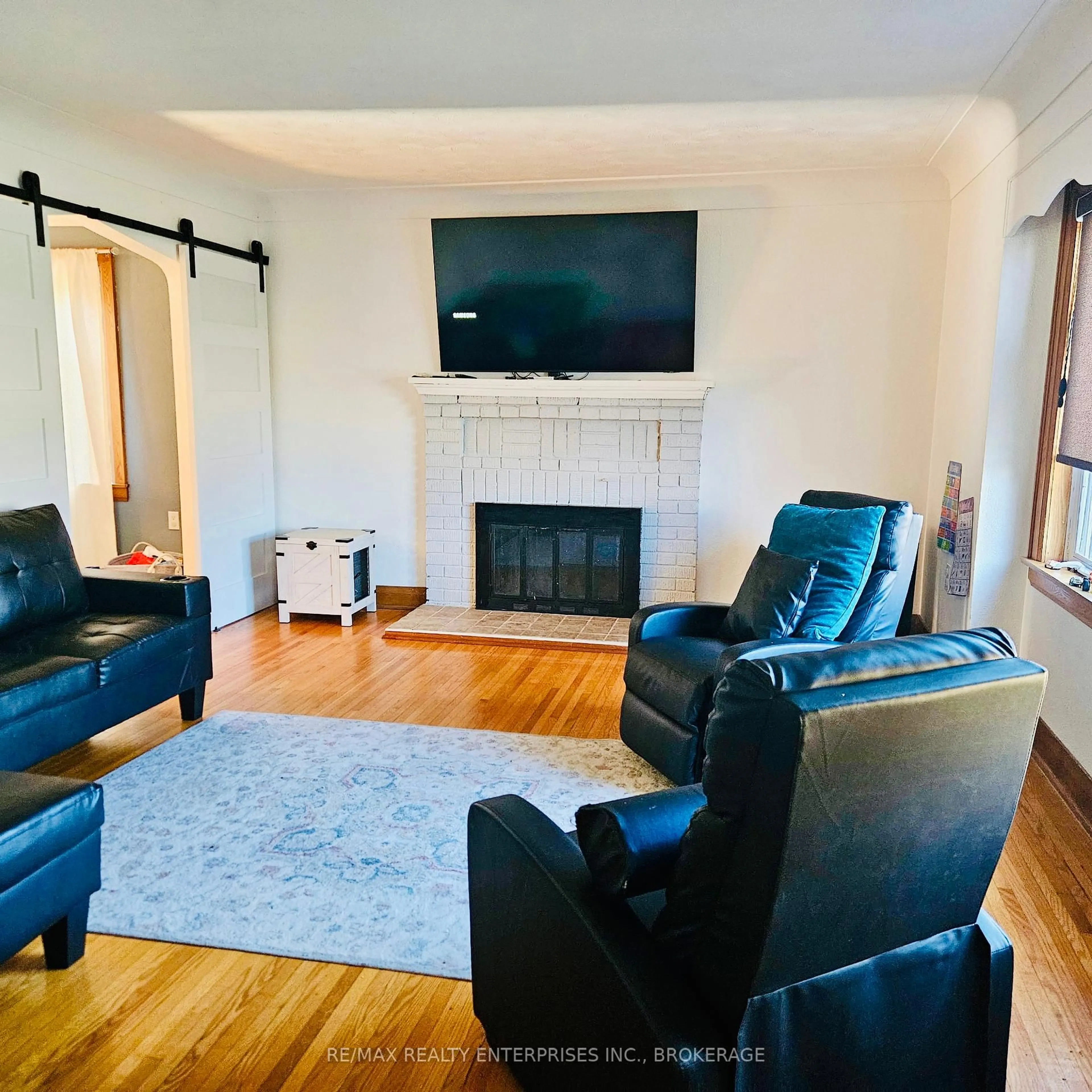 Living room with furniture, unknown for 143 First Ave, Welland Ontario L3C 1Y2
