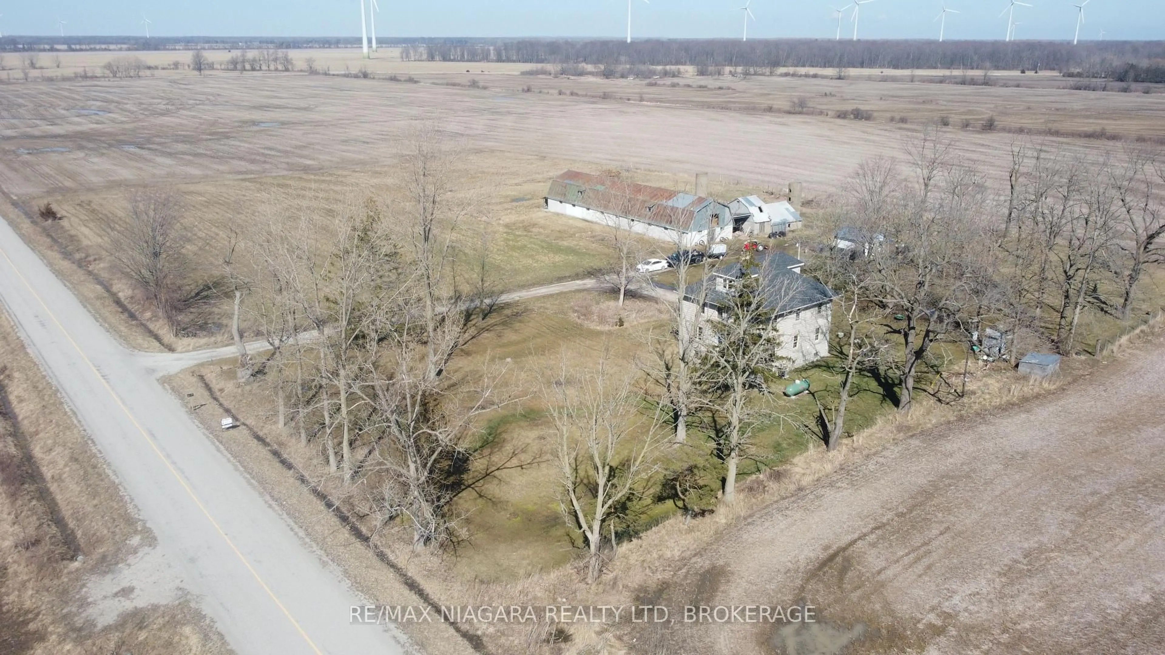 A pic from outside/outdoor area/front of a property/back of a property/a pic from drone, building for 298 DICKHOUT Rd, Haldimand Ontario N0A 1K0