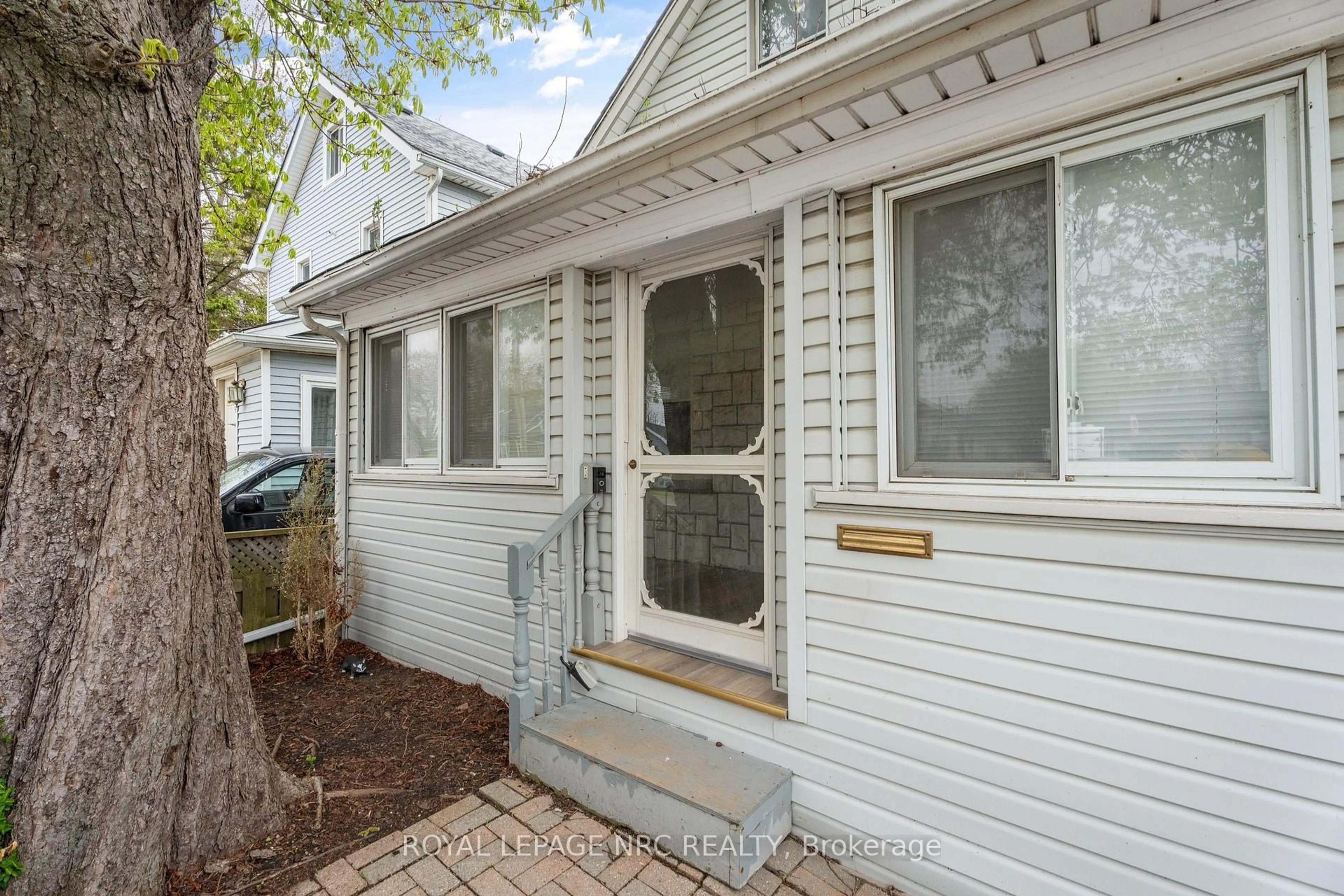 Home with vinyl exterior material, street for 87 Mitchell St, Port Colborne Ontario L3K 1X6