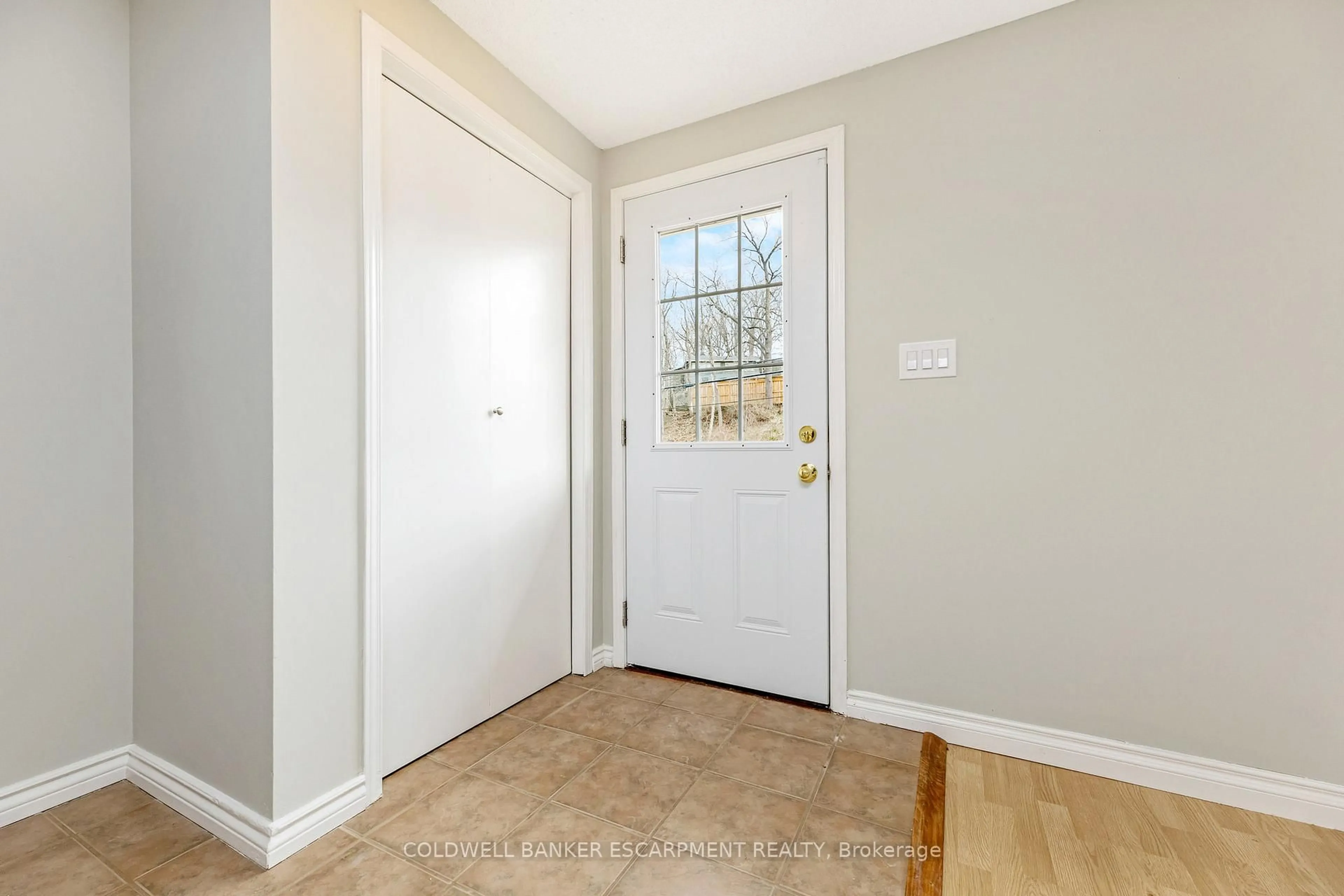 Indoor entryway for 407 Main St, Guelph/Eramosa Ontario N0B 2K0