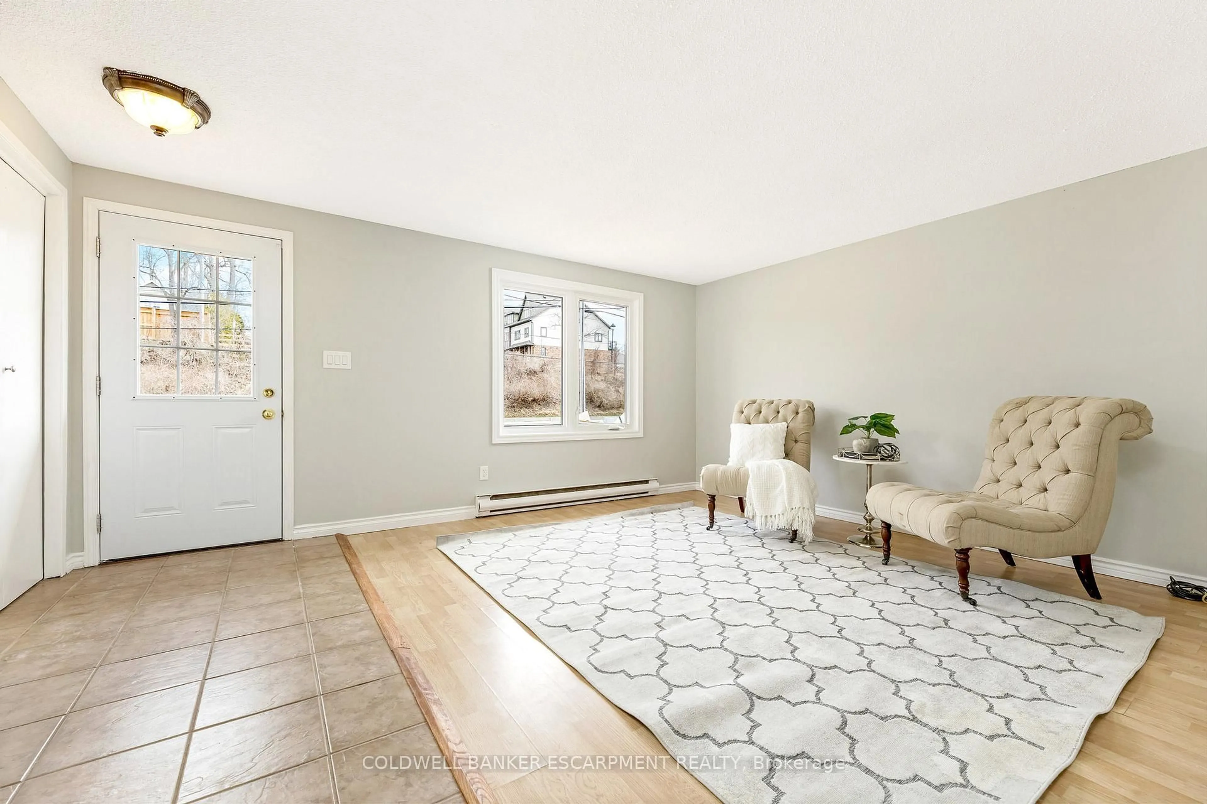Indoor entryway for 407 Main St, Guelph/Eramosa Ontario N0B 2K0