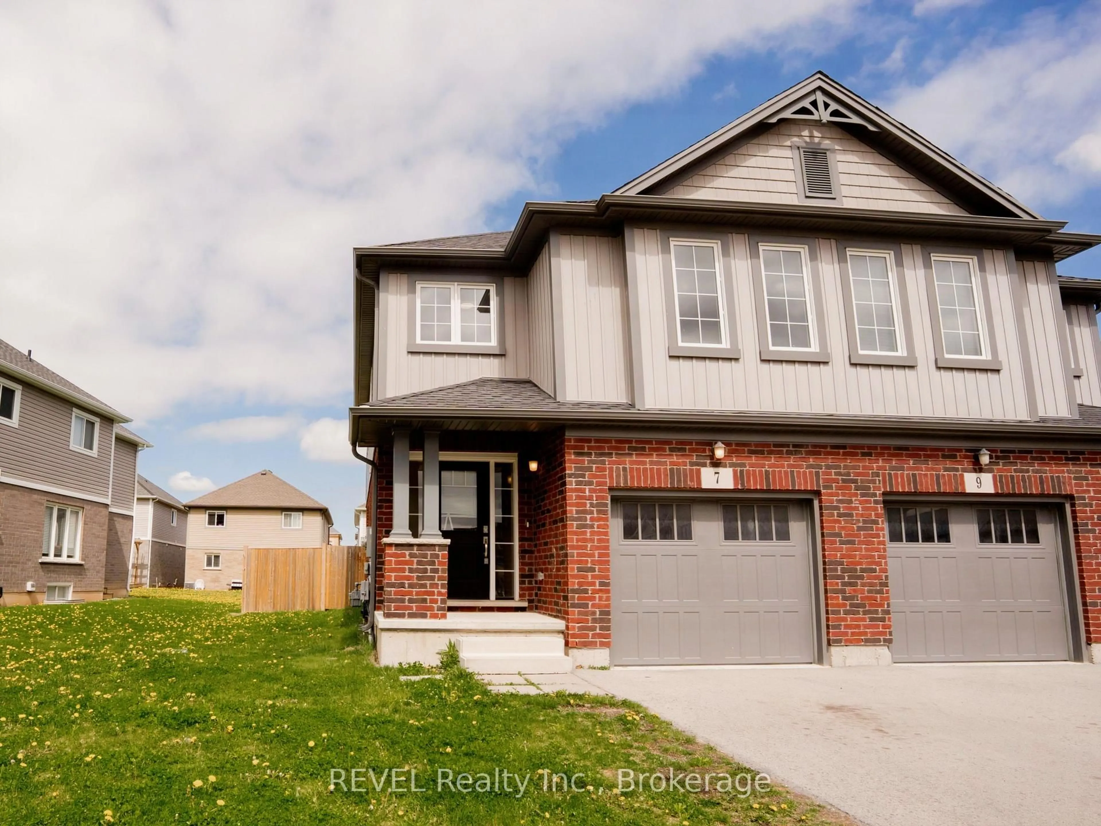 Home with brick exterior material, street for 7 Hawthorn Ave, Thorold Ontario L2V 0H9