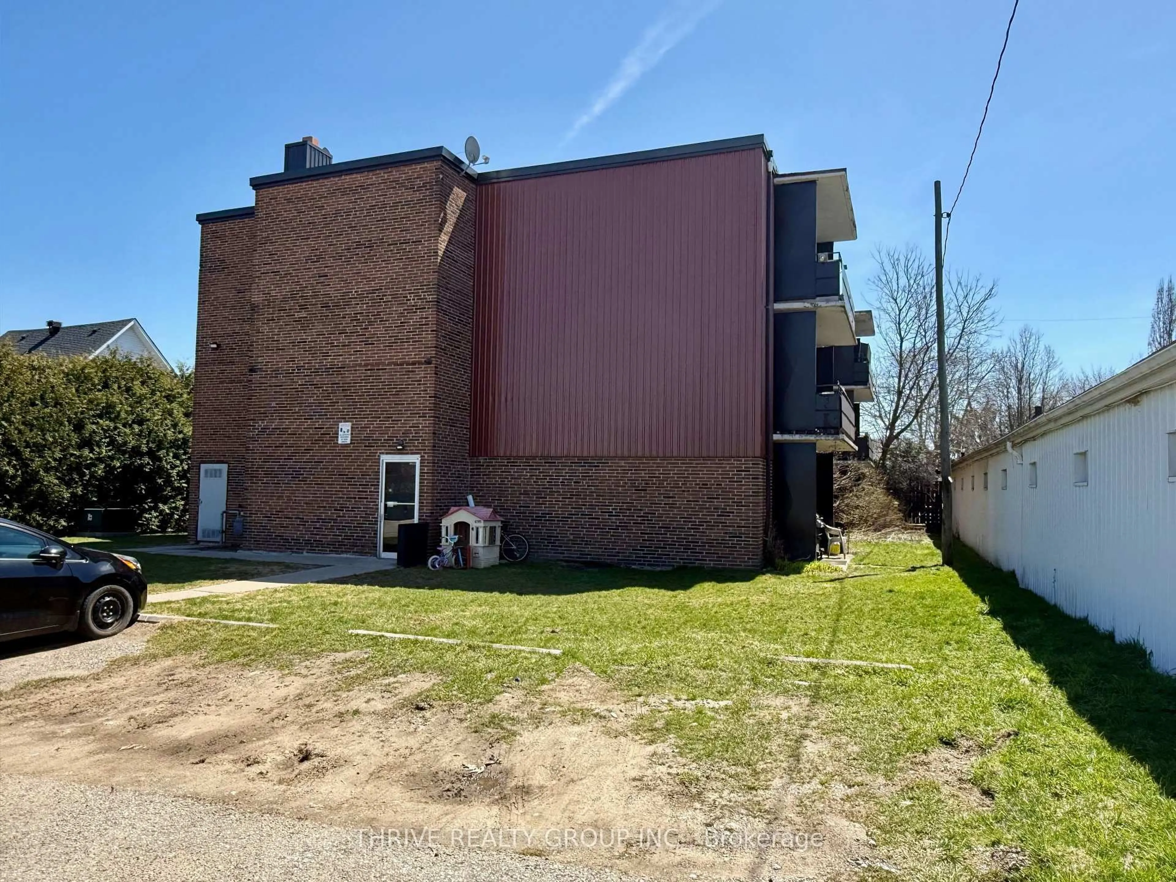 A pic from outside/outdoor area/front of a property/back of a property/a pic from drone, building for 1576 Caledonia St, London East Ontario N5W 2W7