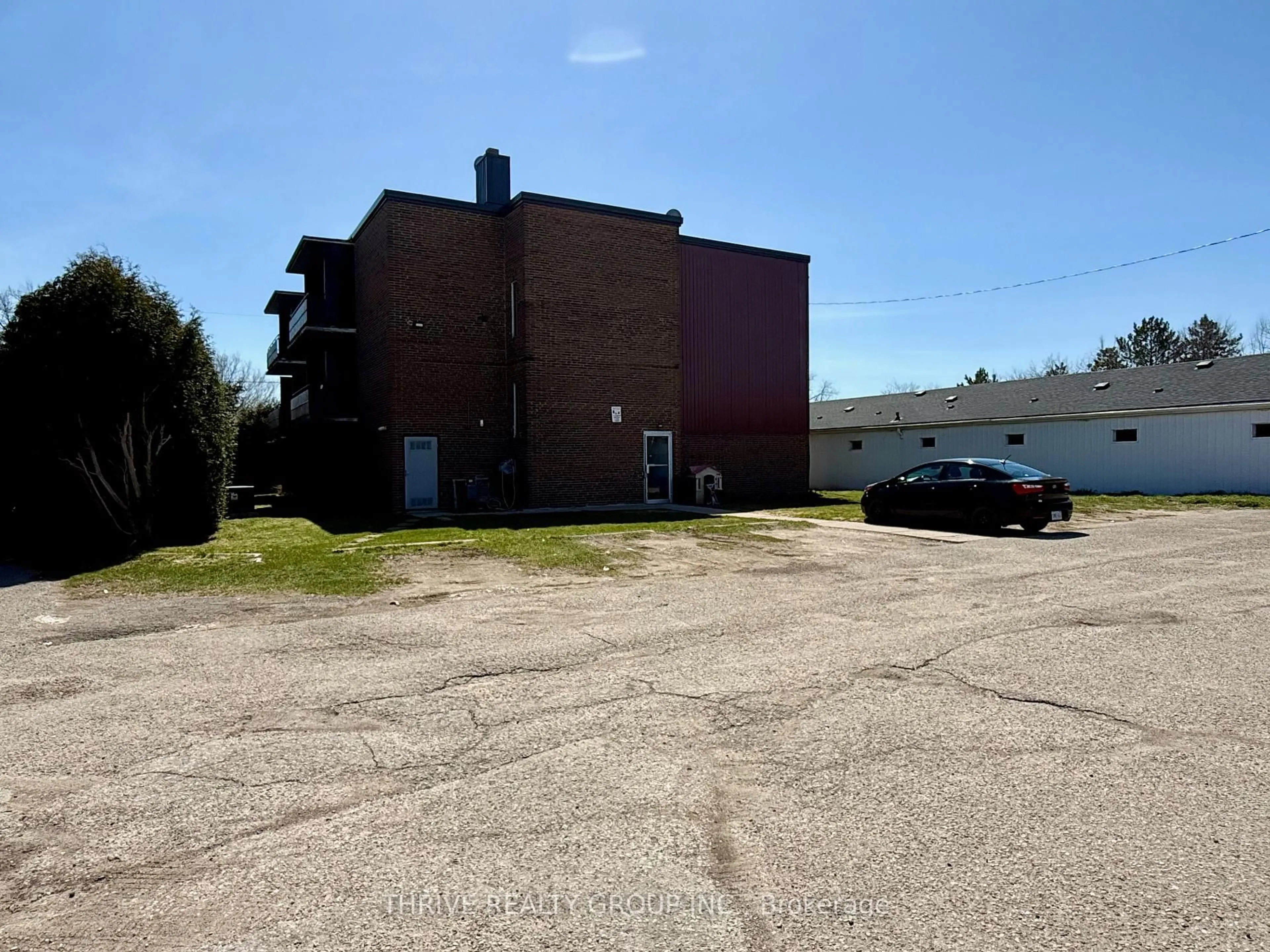 A pic from outside/outdoor area/front of a property/back of a property/a pic from drone, building for 1576 Caledonia St, London East Ontario N5W 2W7