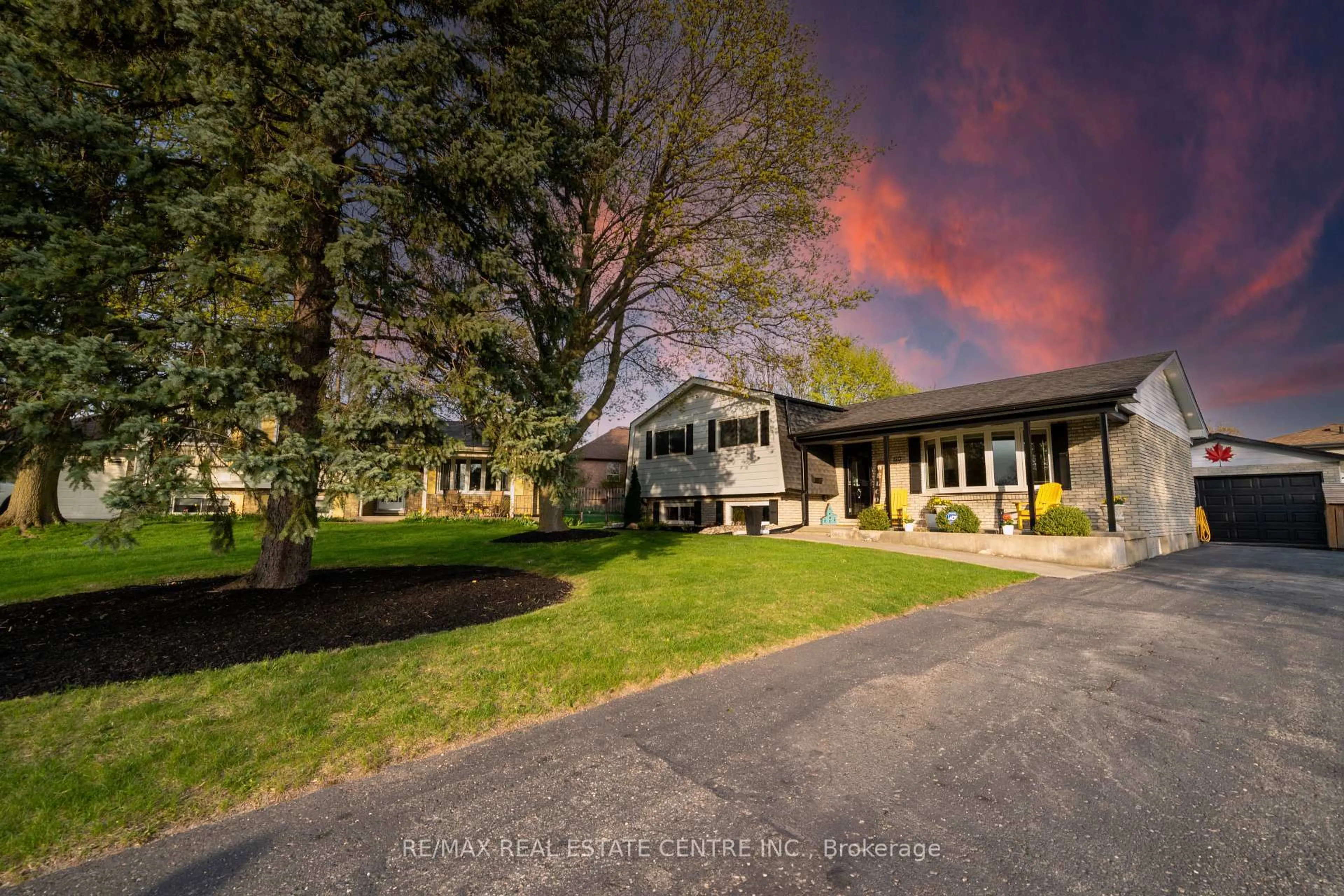 A pic from outside/outdoor area/front of a property/back of a property/a pic from drone, street for 294 Borden Crt, Woodstock Ontario N4S 8E4