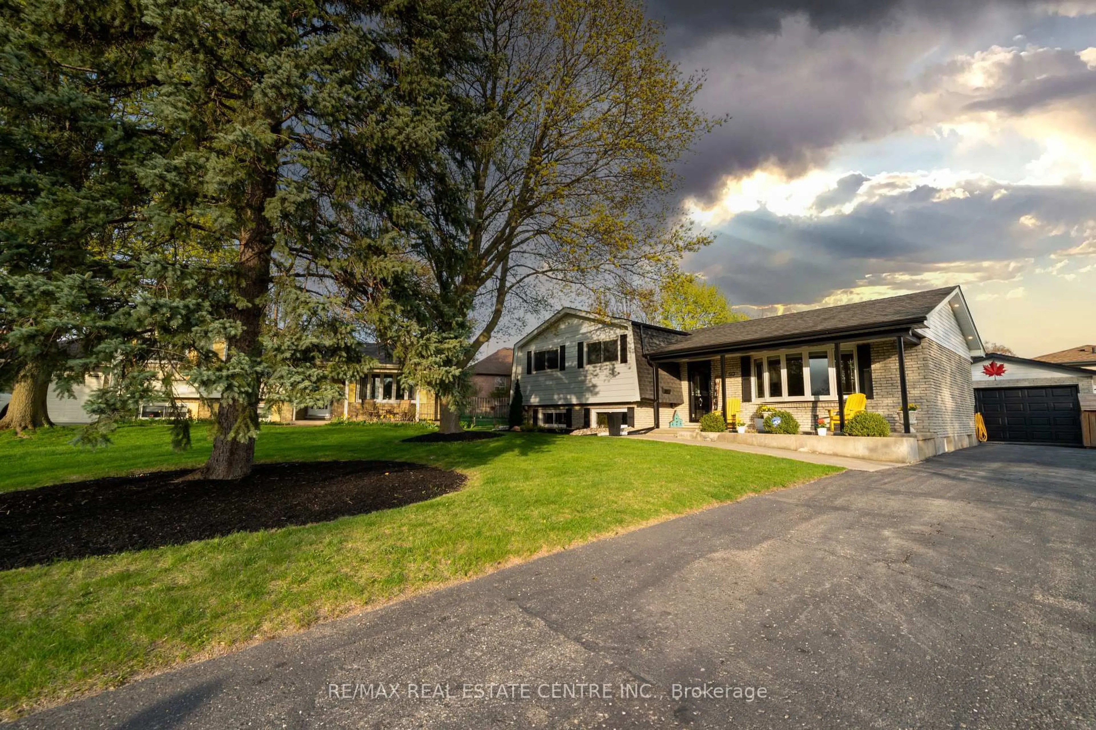 A pic from outside/outdoor area/front of a property/back of a property/a pic from drone, street for 294 Borden Crt, Woodstock Ontario N4S 8E4
