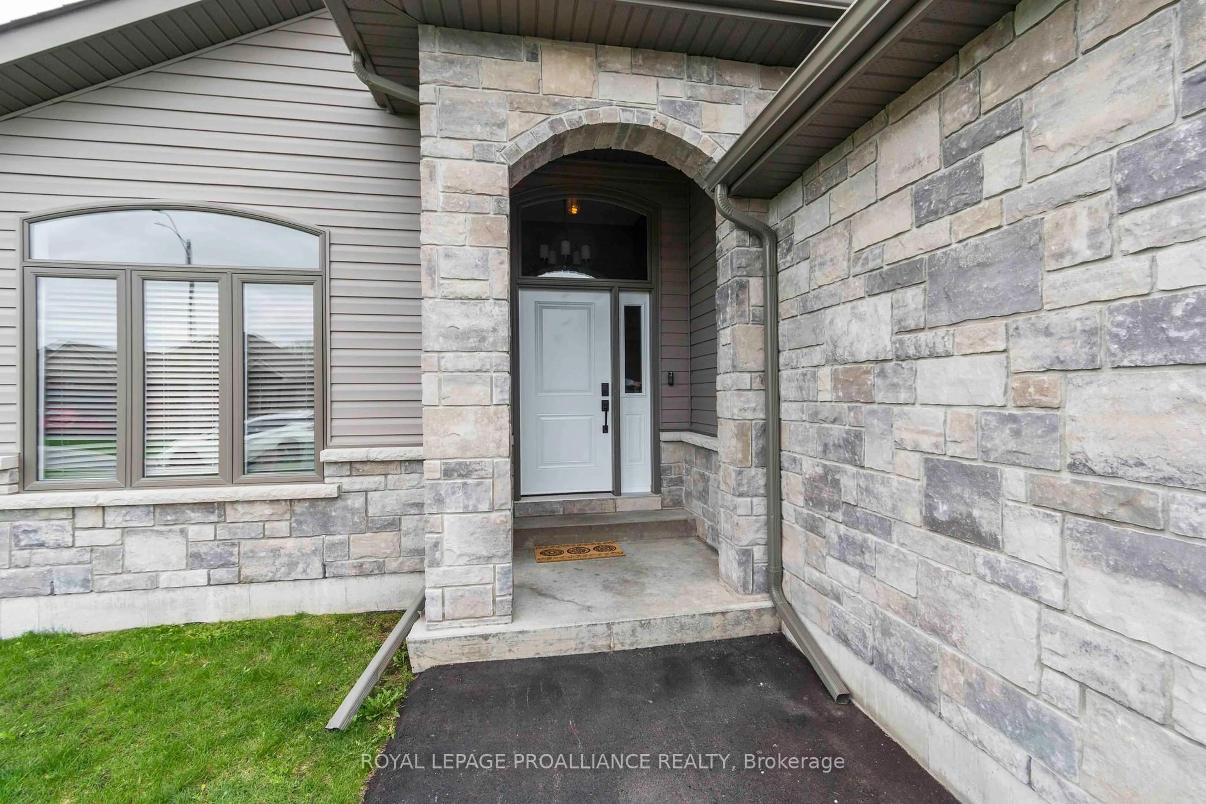 Indoor entryway for 11 Brookfield Cres, Quinte West Ontario K8V 0H9