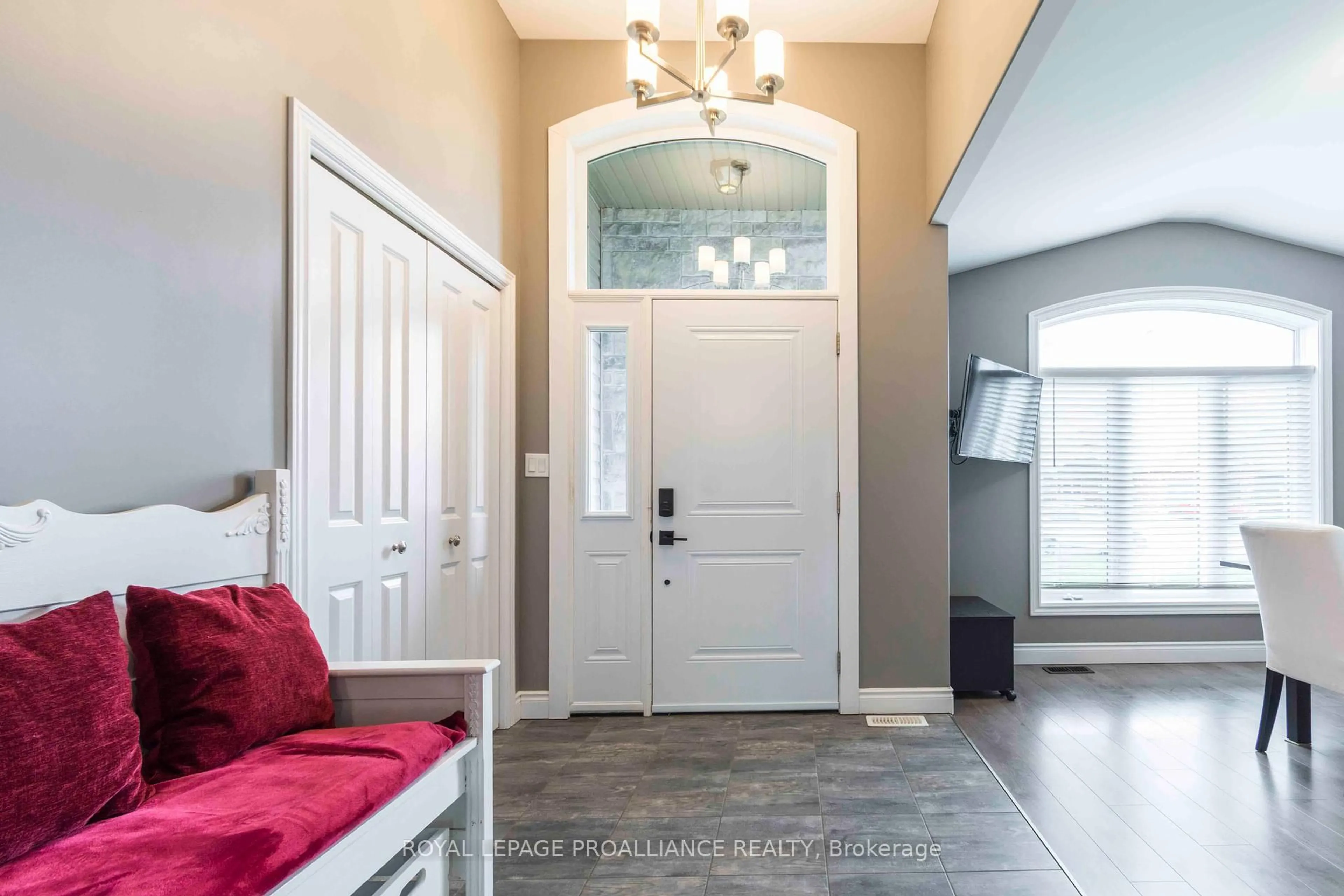 Indoor entryway for 11 Brookfield Cres, Quinte West Ontario K8V 0H9