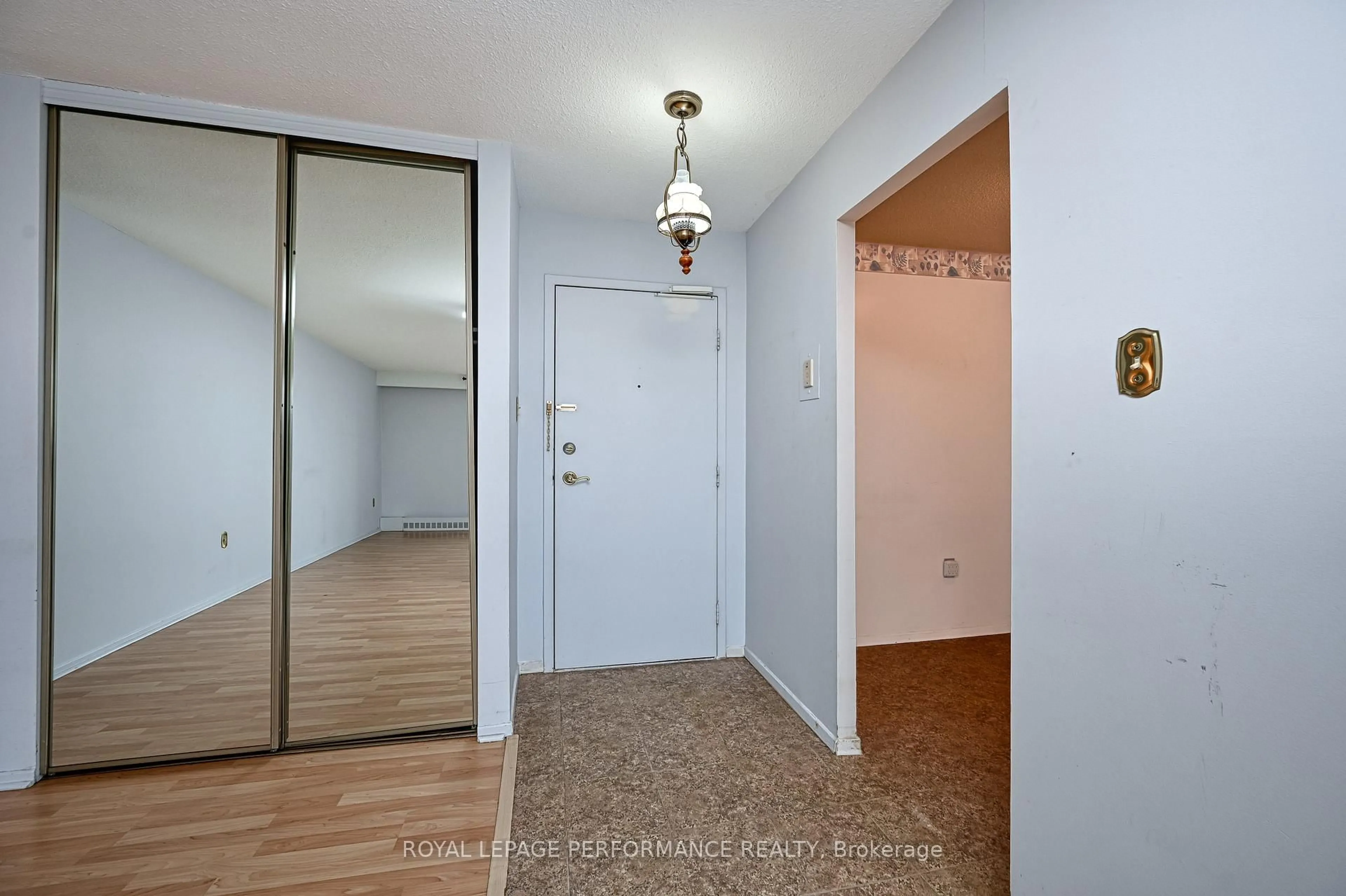 Indoor entryway for 2400 Virginia Dr #308, Ottawa Ontario K1H 8L3