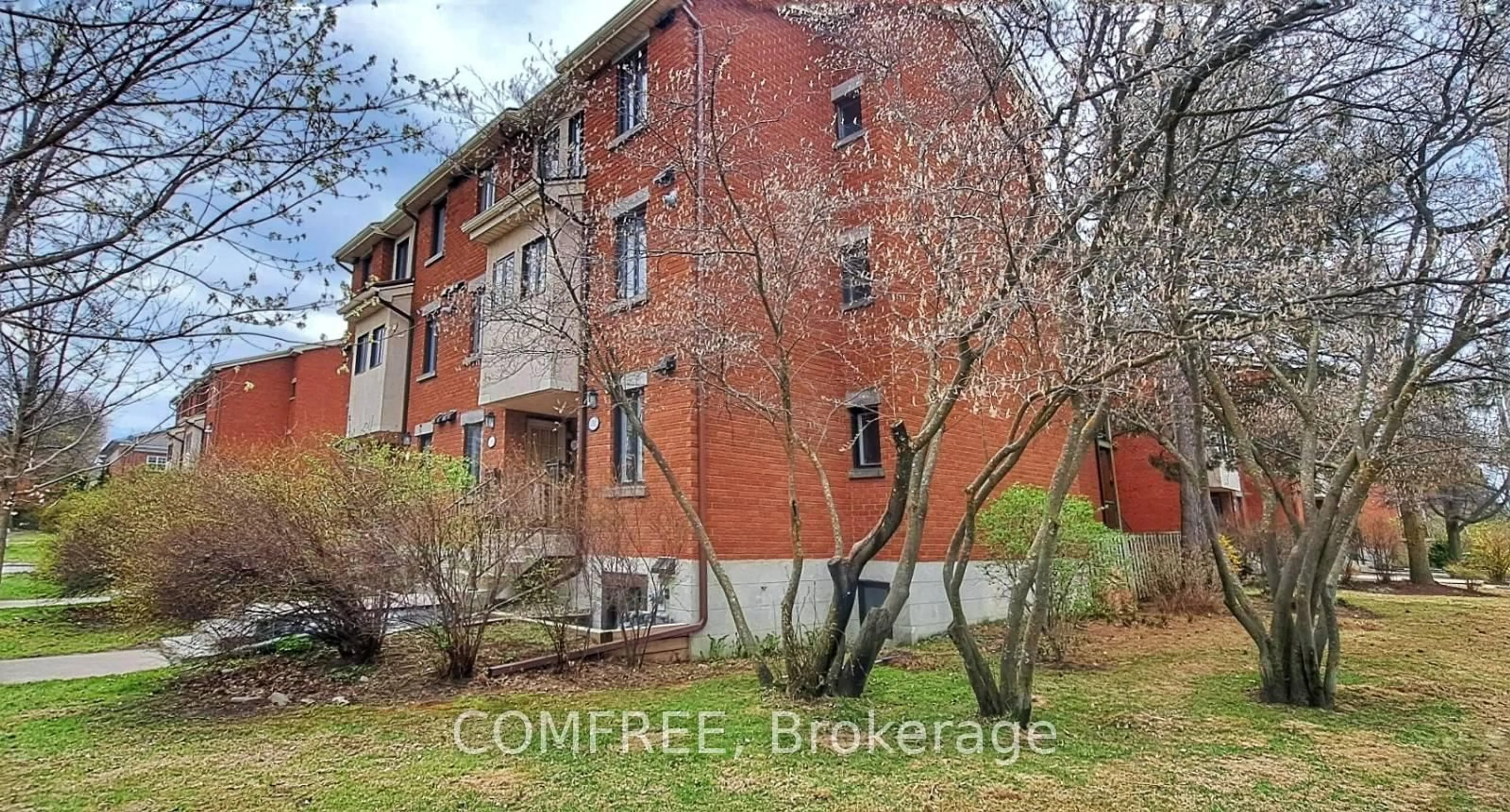 A pic from outside/outdoor area/front of a property/back of a property/a pic from drone, building for 194 Alvin Rd, Ottawa Ontario K1K 2V1