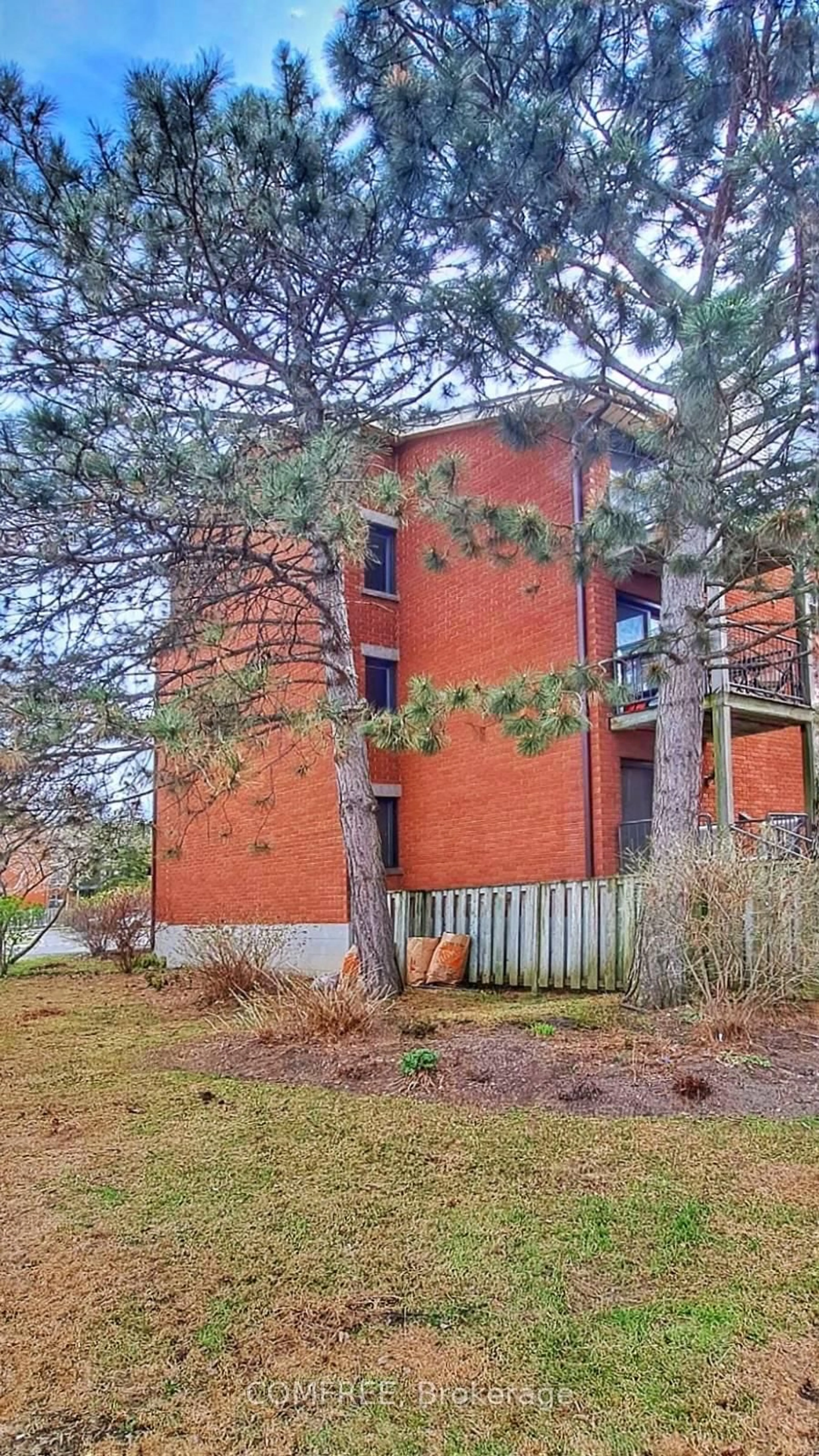 Home with brick exterior material, building for 194 Alvin Rd, Ottawa Ontario K1K 2V1