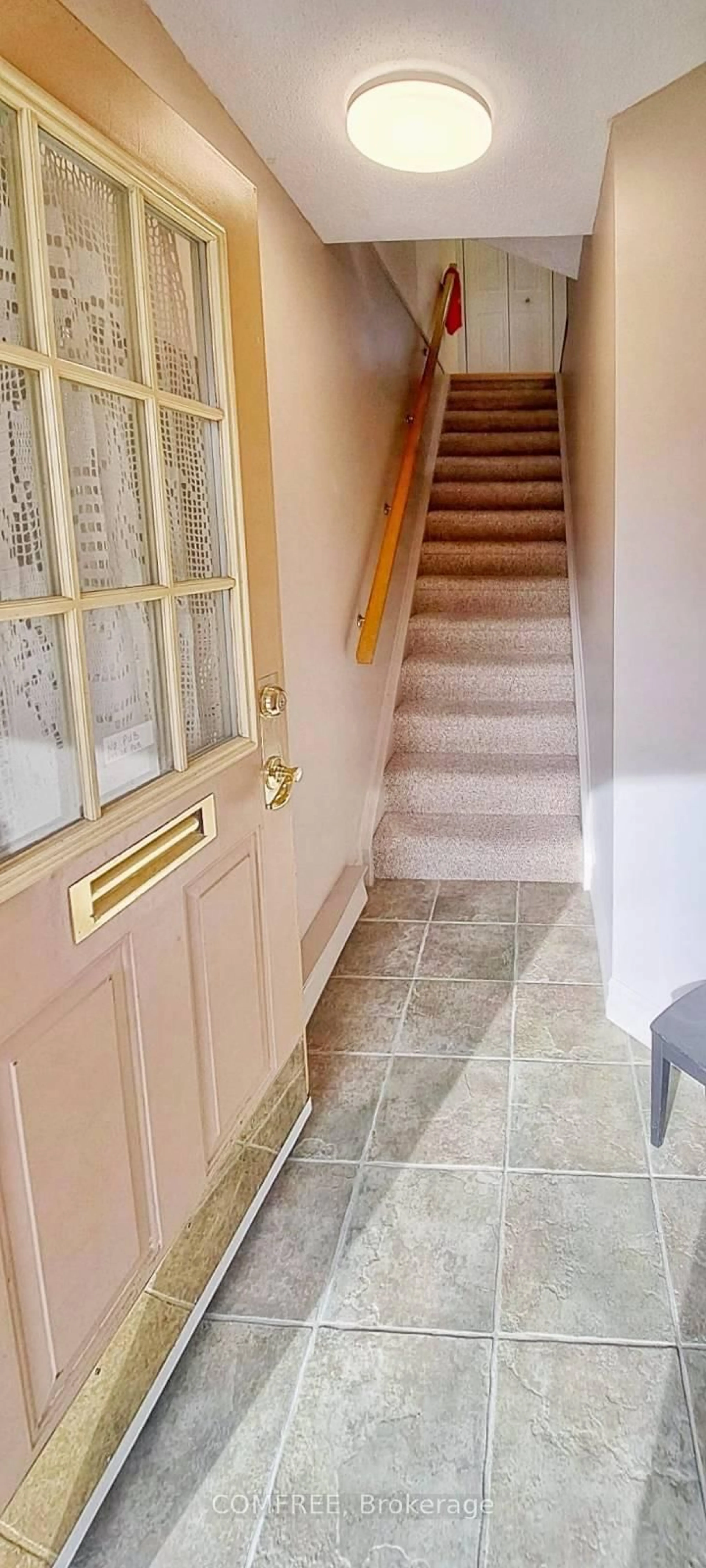 Indoor foyer for 194 Alvin Rd, Ottawa Ontario K1K 2V1