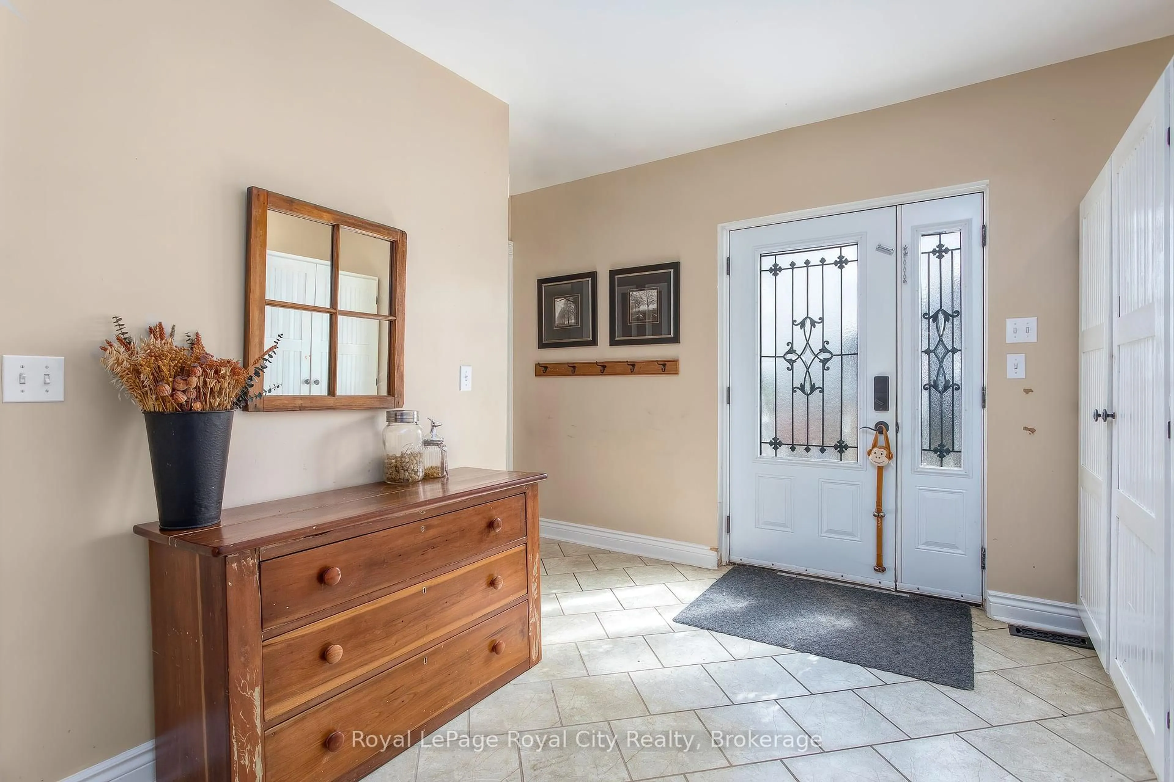 Indoor entryway for 15 Catherine St, Mapleton Ontario N0G 2K0