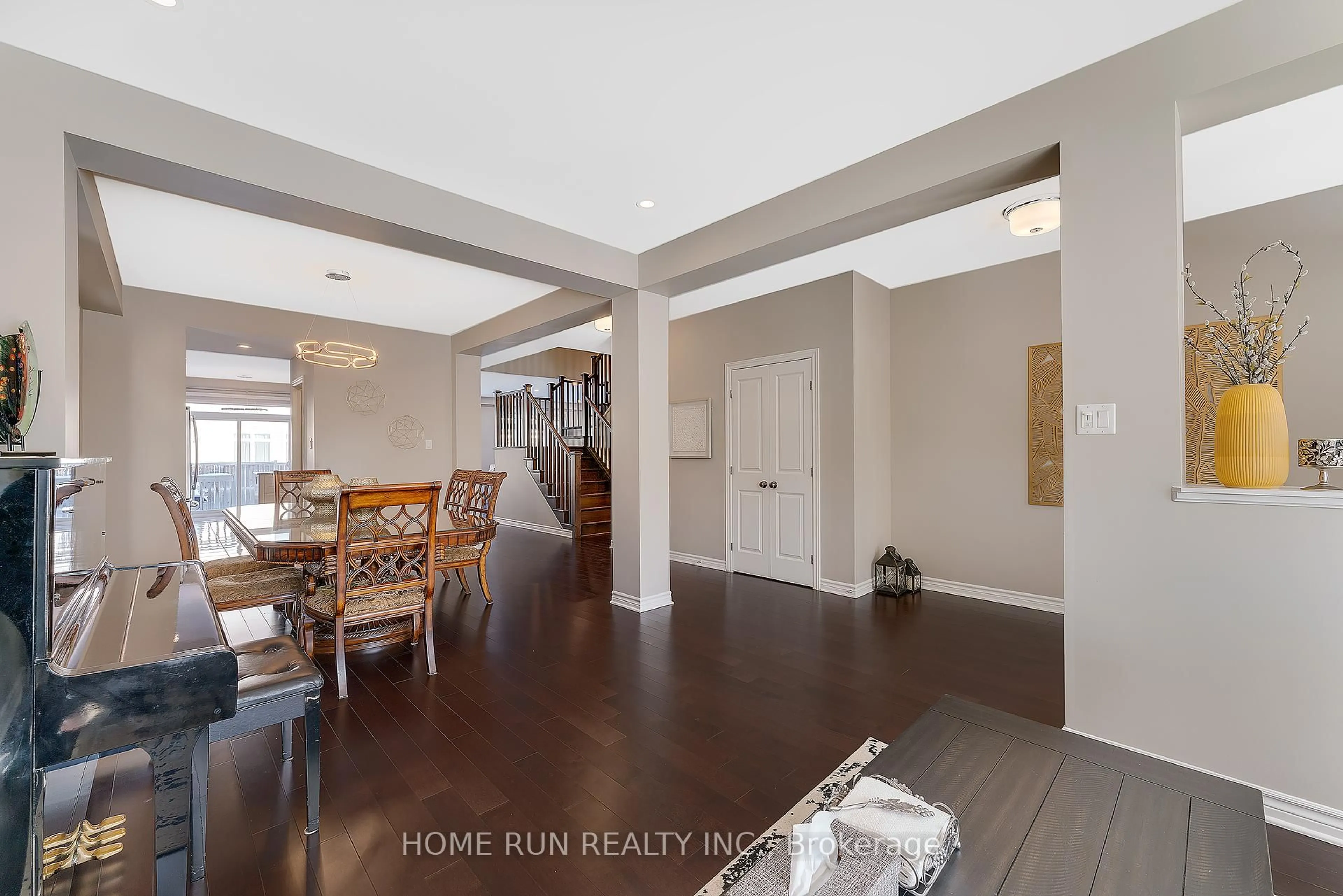 Indoor entryway for 2838 Grand Canal St, Ottawa Ontario K2J 6E4