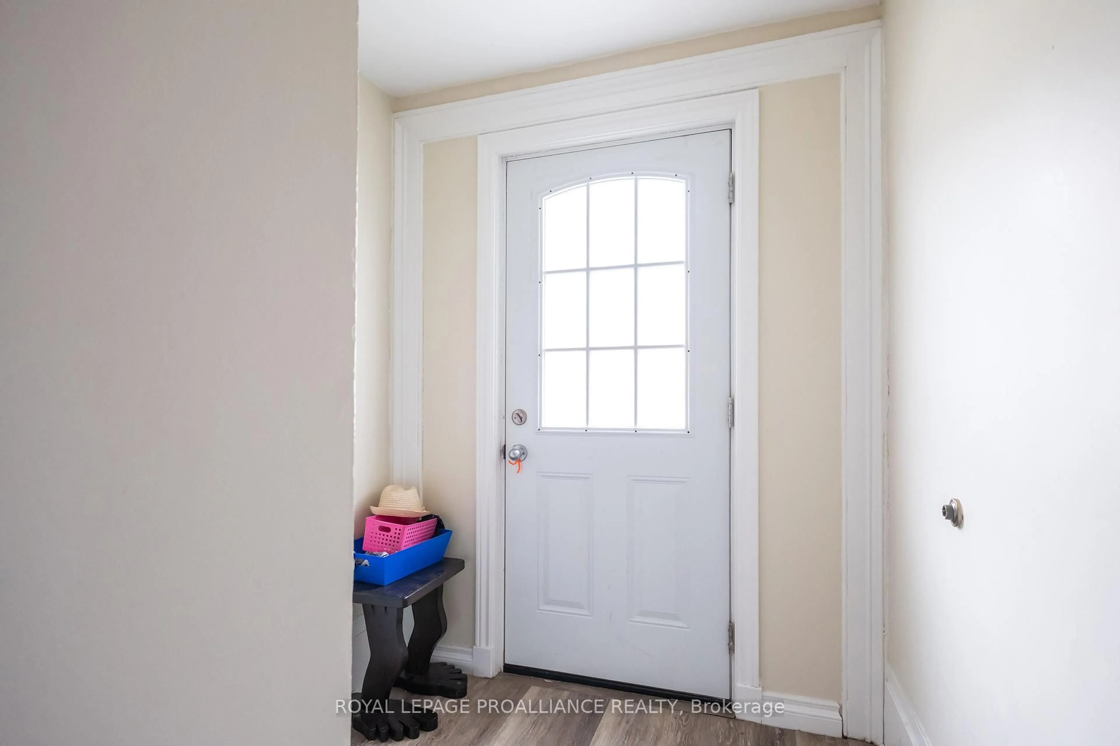Indoor entryway for 107-109 King St, Quinte West Ontario K8V 3W2