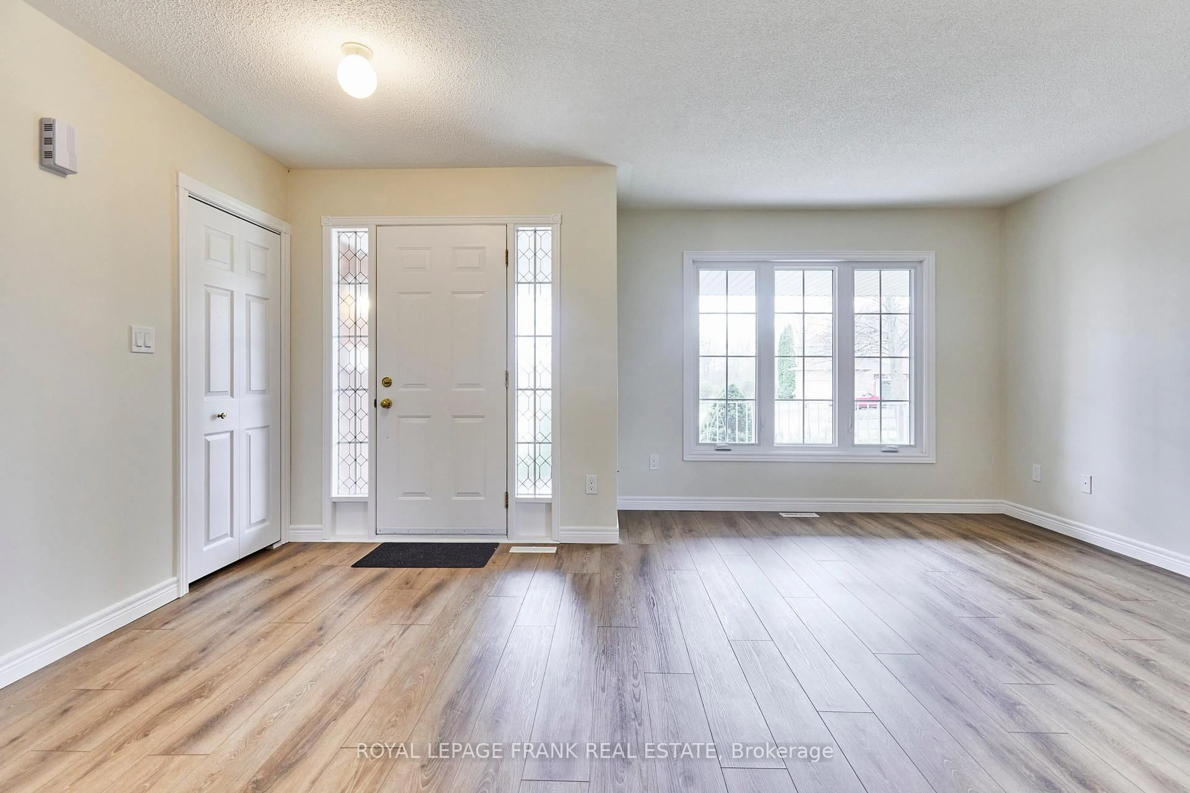 Indoor entryway for 949 Tillison Ave, Cobourg Ontario K9A 5N2