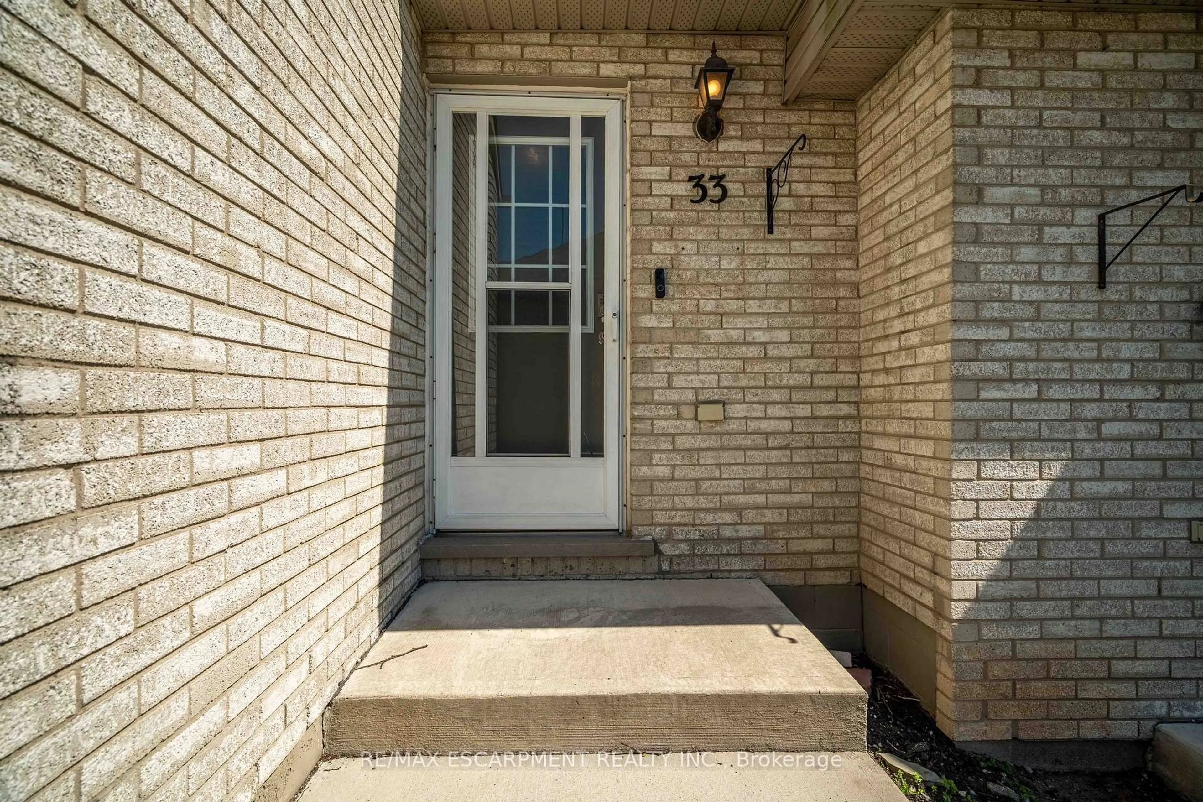 Indoor entryway for 1396 Upper Ottawa St #33, Hamilton Ontario L8W 1R1
