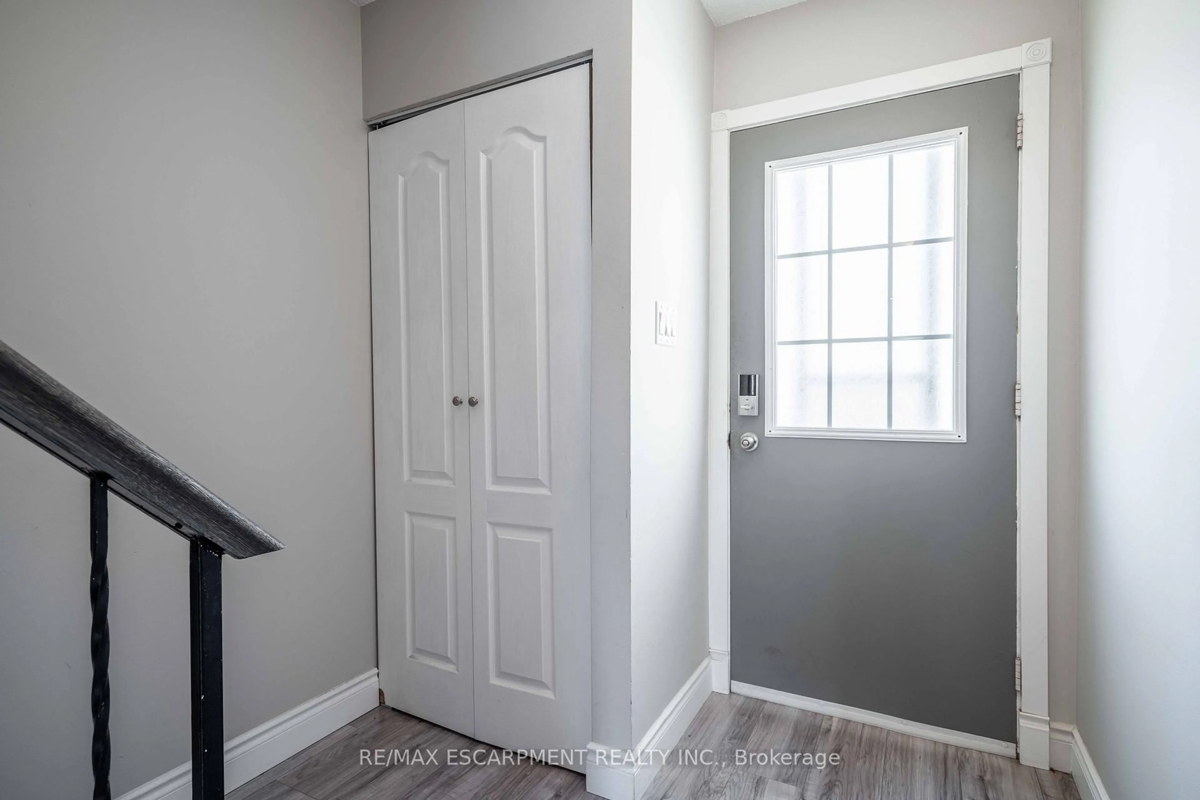 Indoor entryway for 1396 Upper Ottawa St #33, Hamilton Ontario L8W 1R1