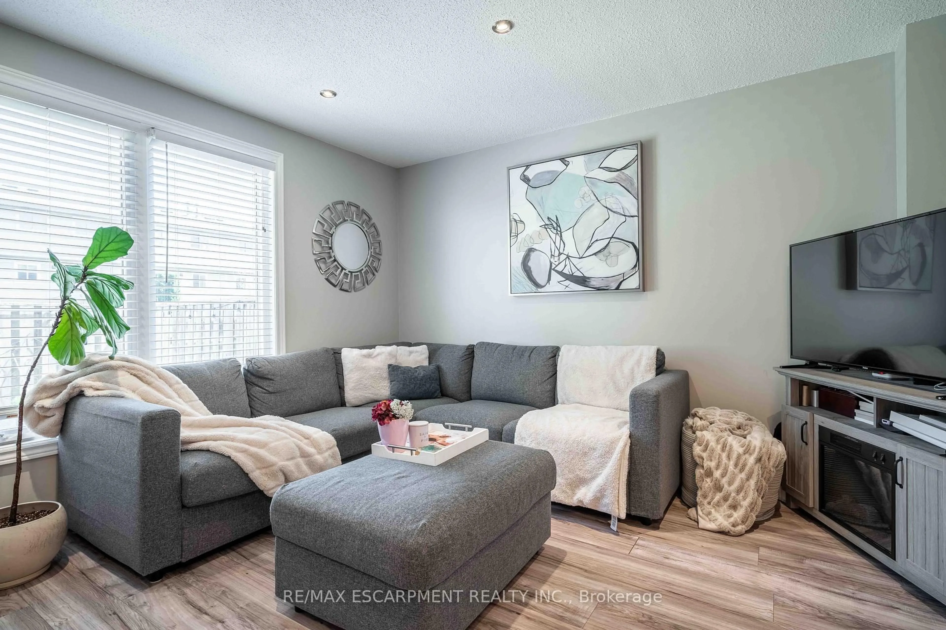 Living room with furniture, wood/laminate floor for 1396 Upper Ottawa St #33, Hamilton Ontario L8W 1R1