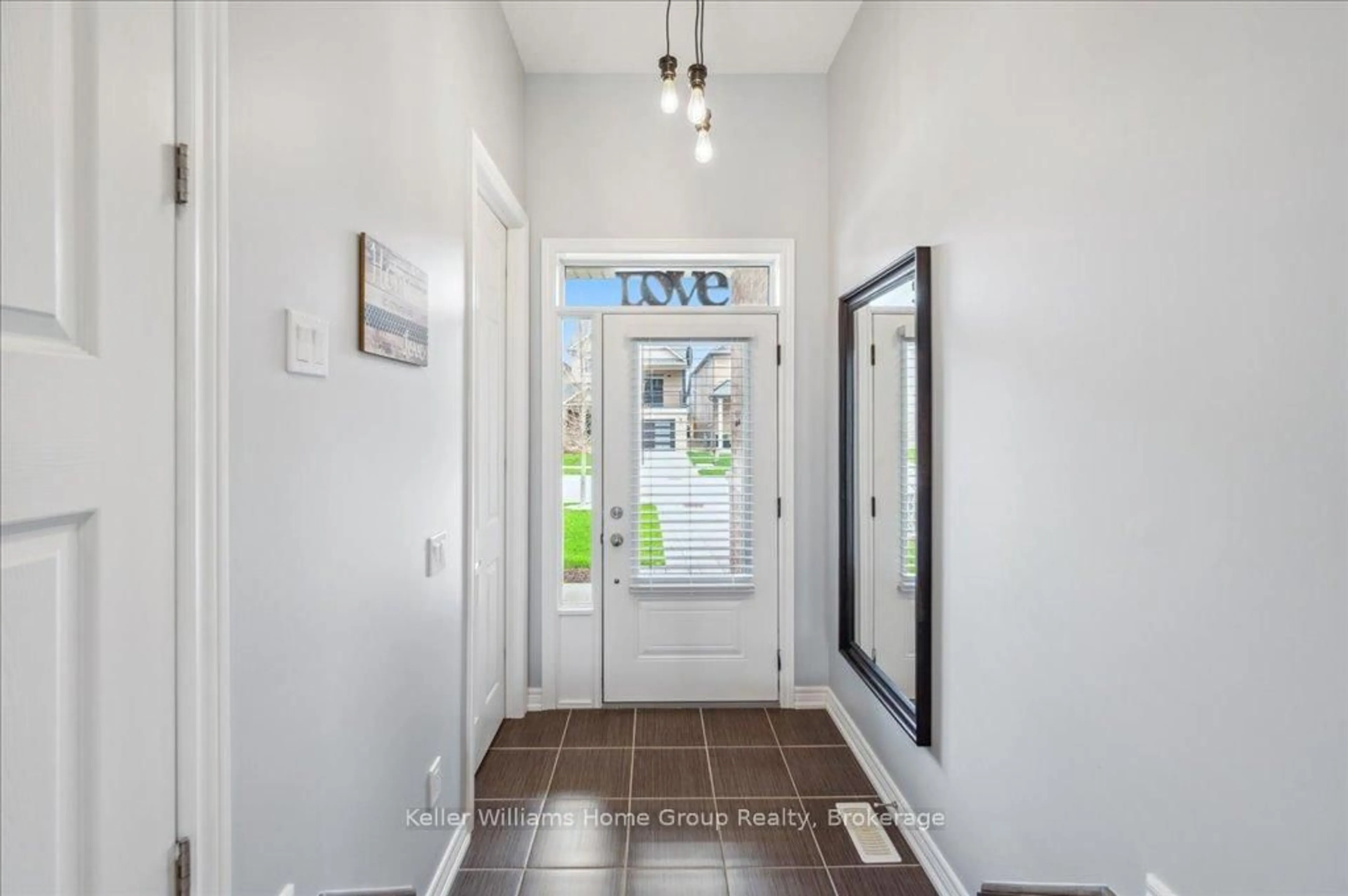 Indoor entryway for 33 Mcfarlane Cres, Centre Wellington Ontario N1M 0G3