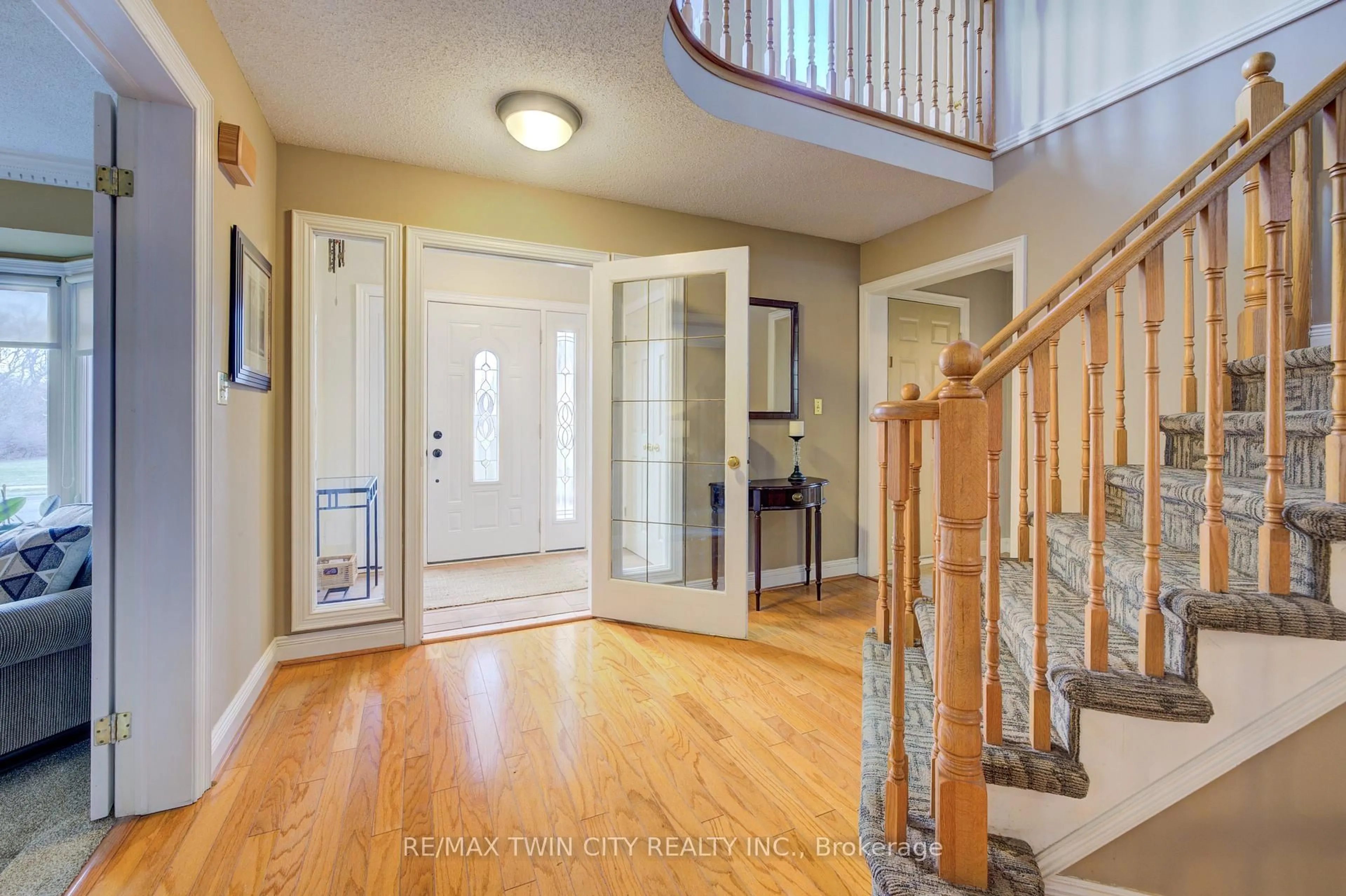 Indoor entryway for 25 Lynnvalley Cres, Kitchener Ontario N2N 3A8