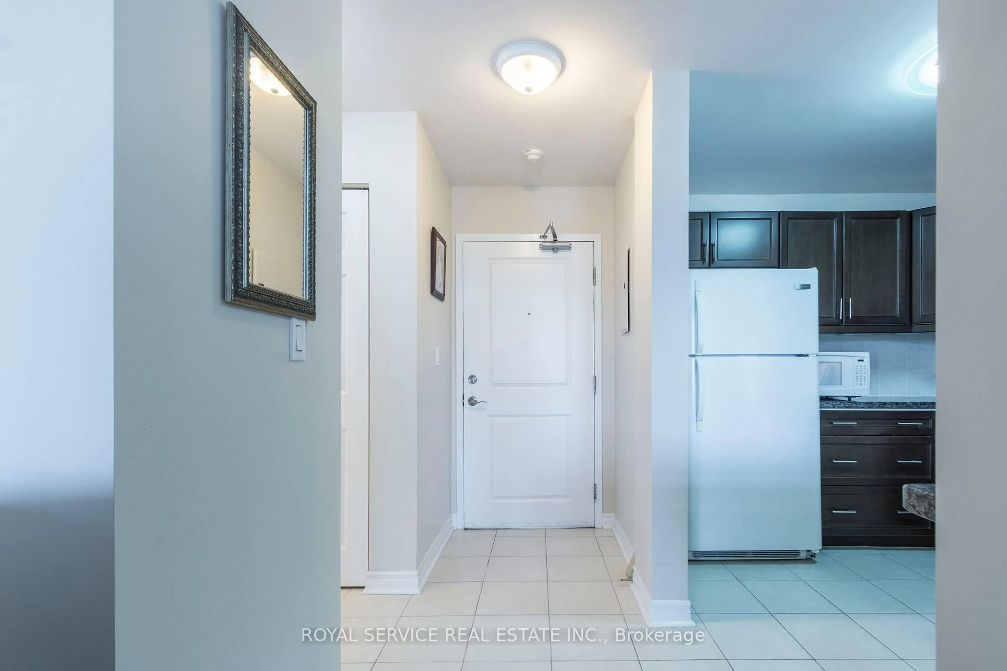 Indoor entryway for 148 Third St #212, Cobourg Ontario K9A 5X2