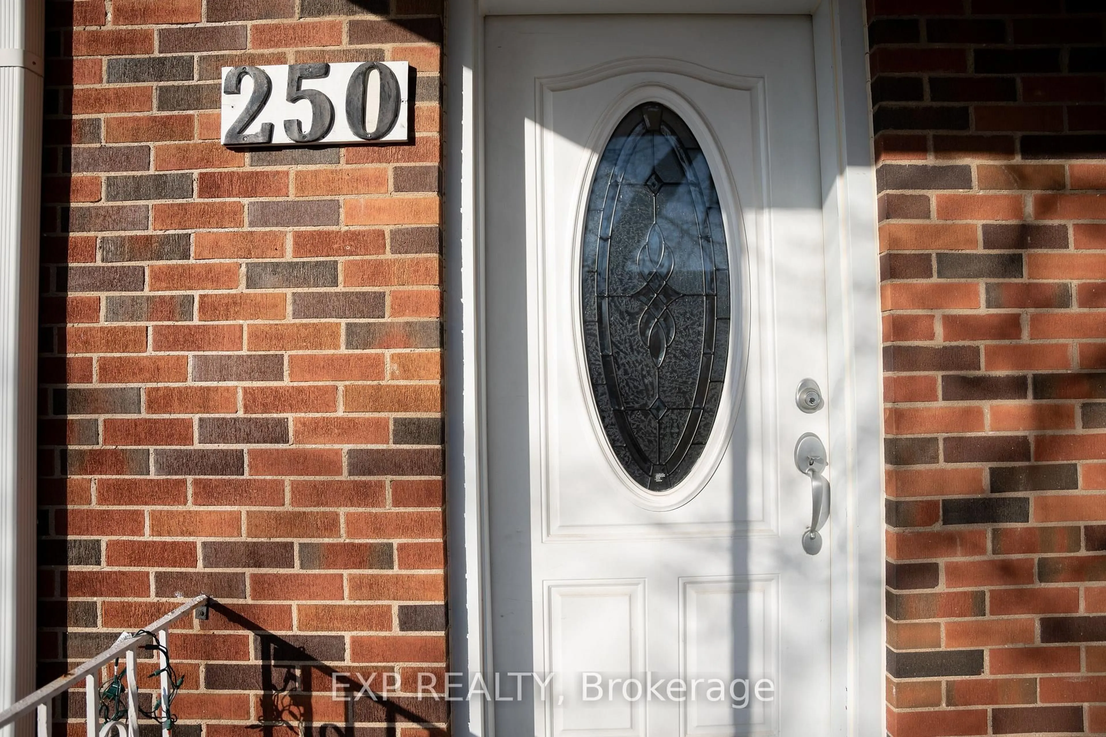 Indoor entryway for 250 Highland Rd, Hamilton Ontario L8J 3T7