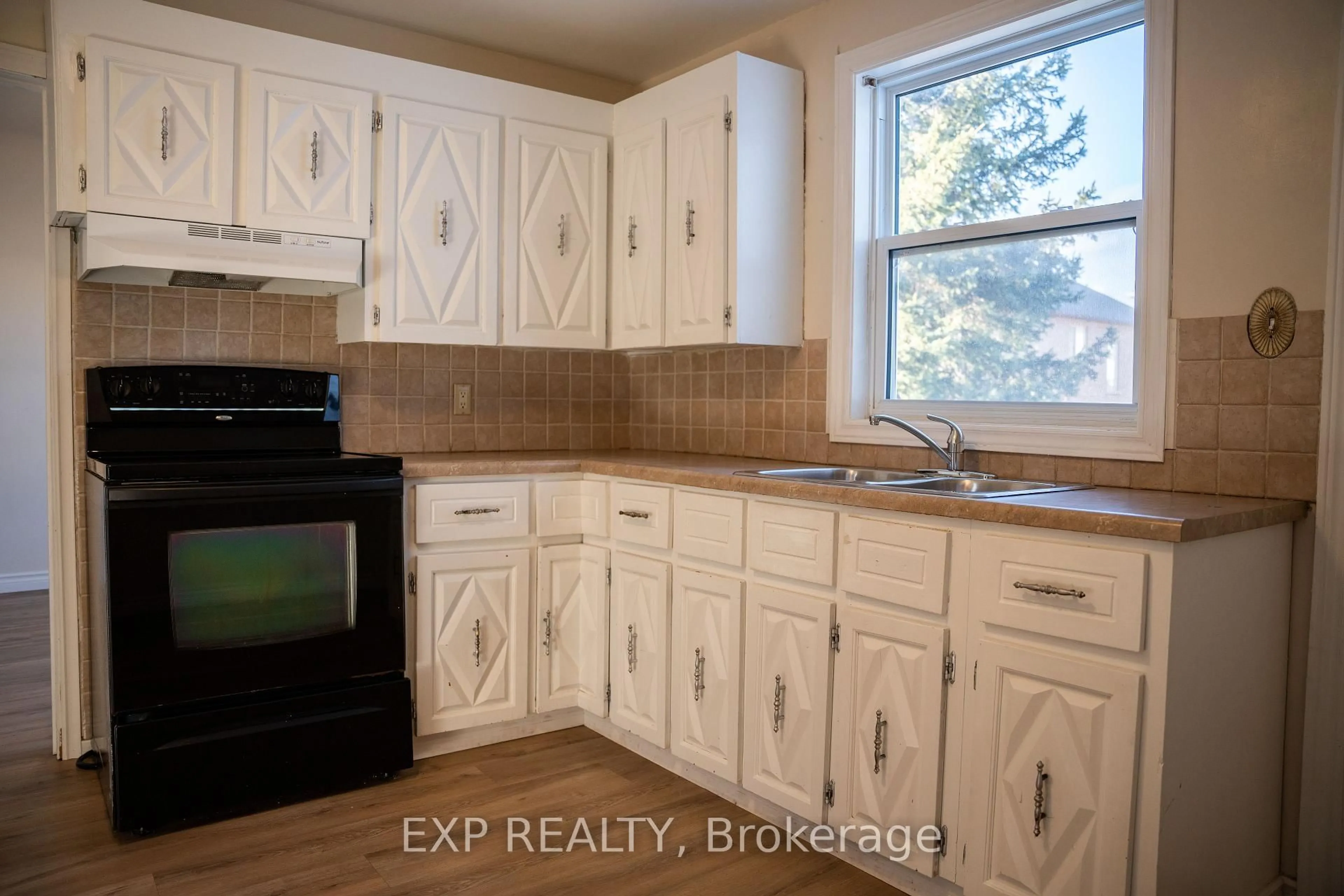 Standard kitchen, unknown for 250 Highland Rd, Hamilton Ontario L8J 3T7