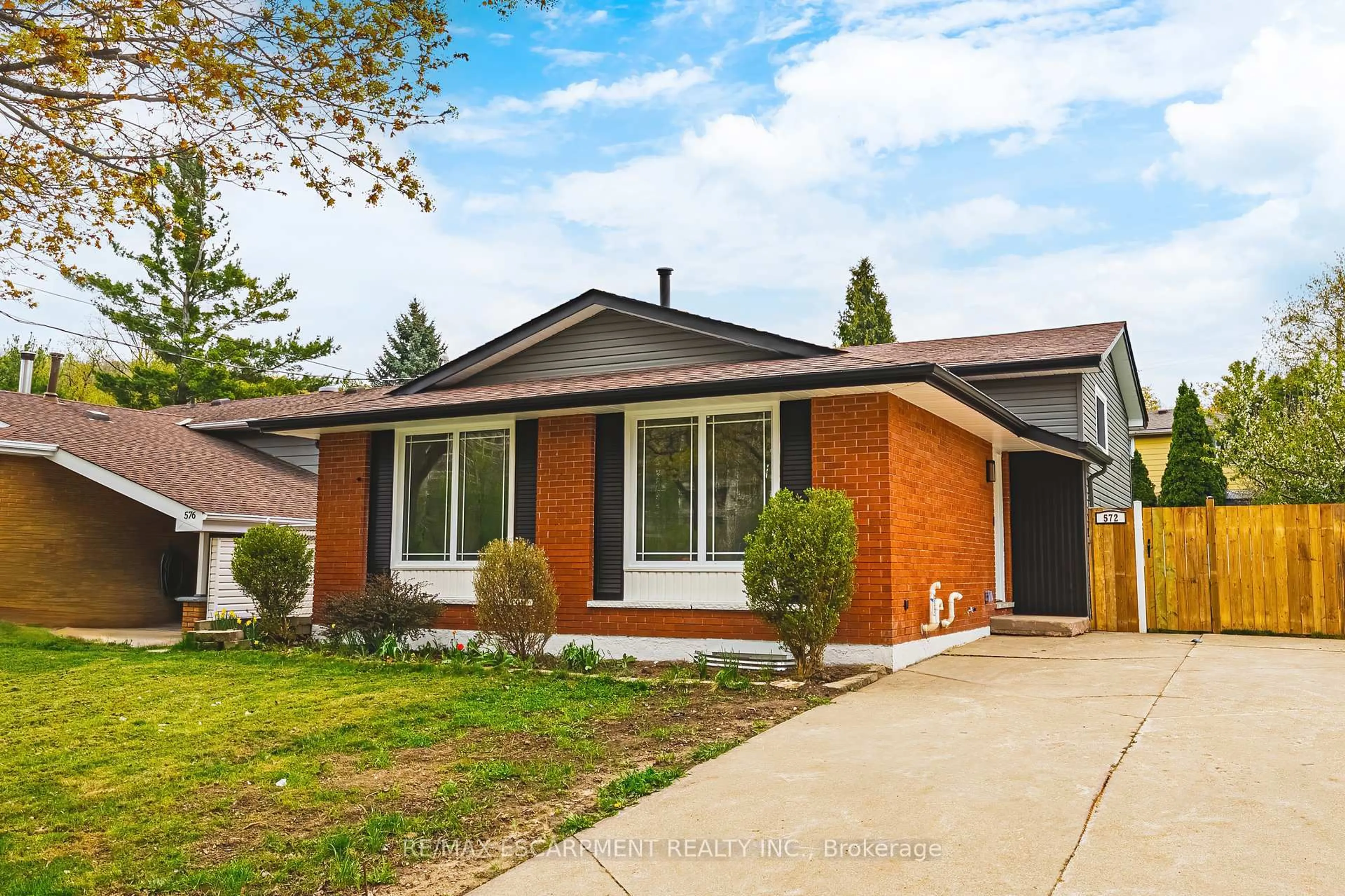 Home with brick exterior material, street for 572 Greenhill Ave, Hamilton Ontario L8K 5E8