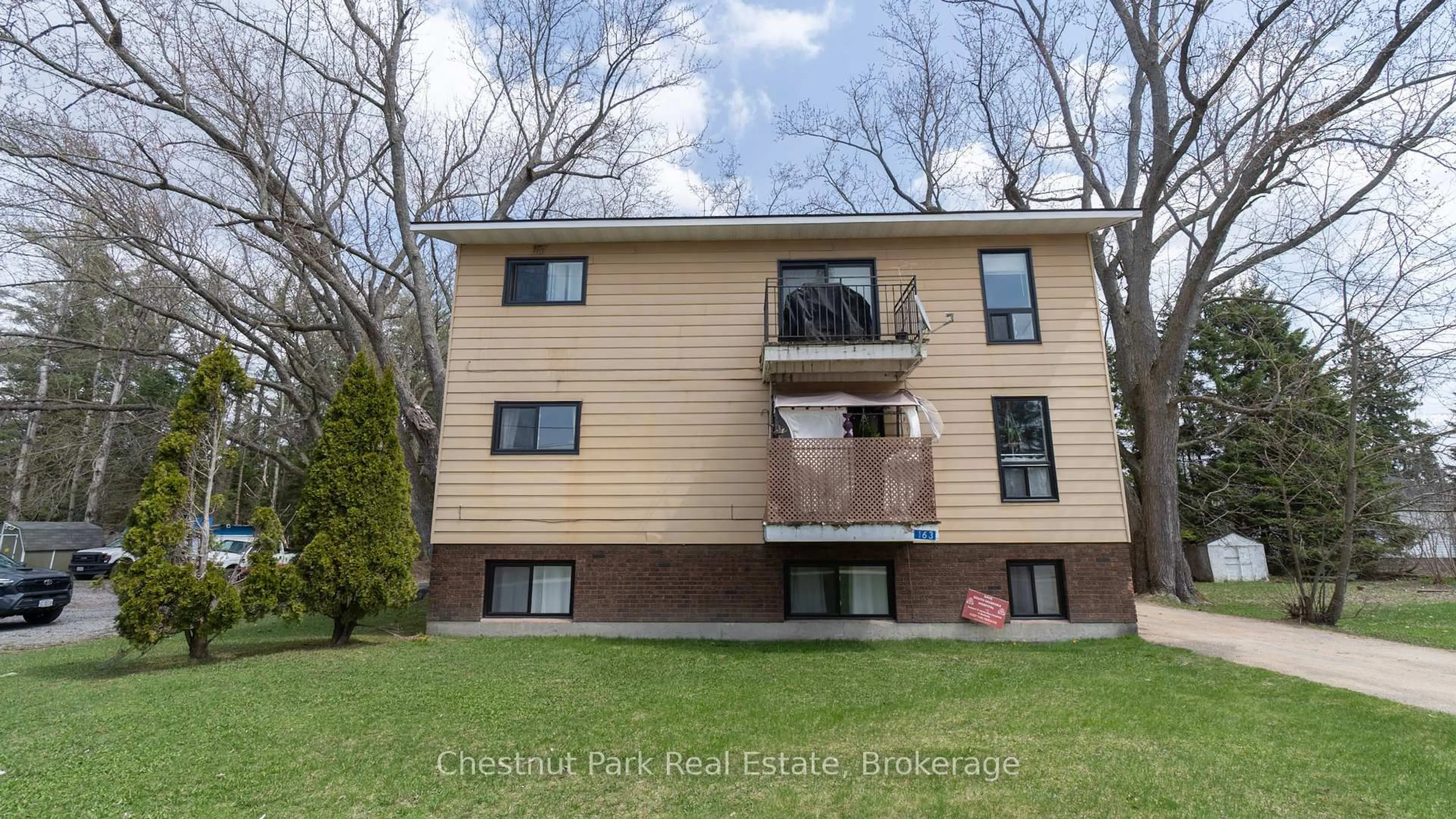 Home with vinyl exterior material, building for 163 Wellington St, Bracebridge Ontario P1L 1C2