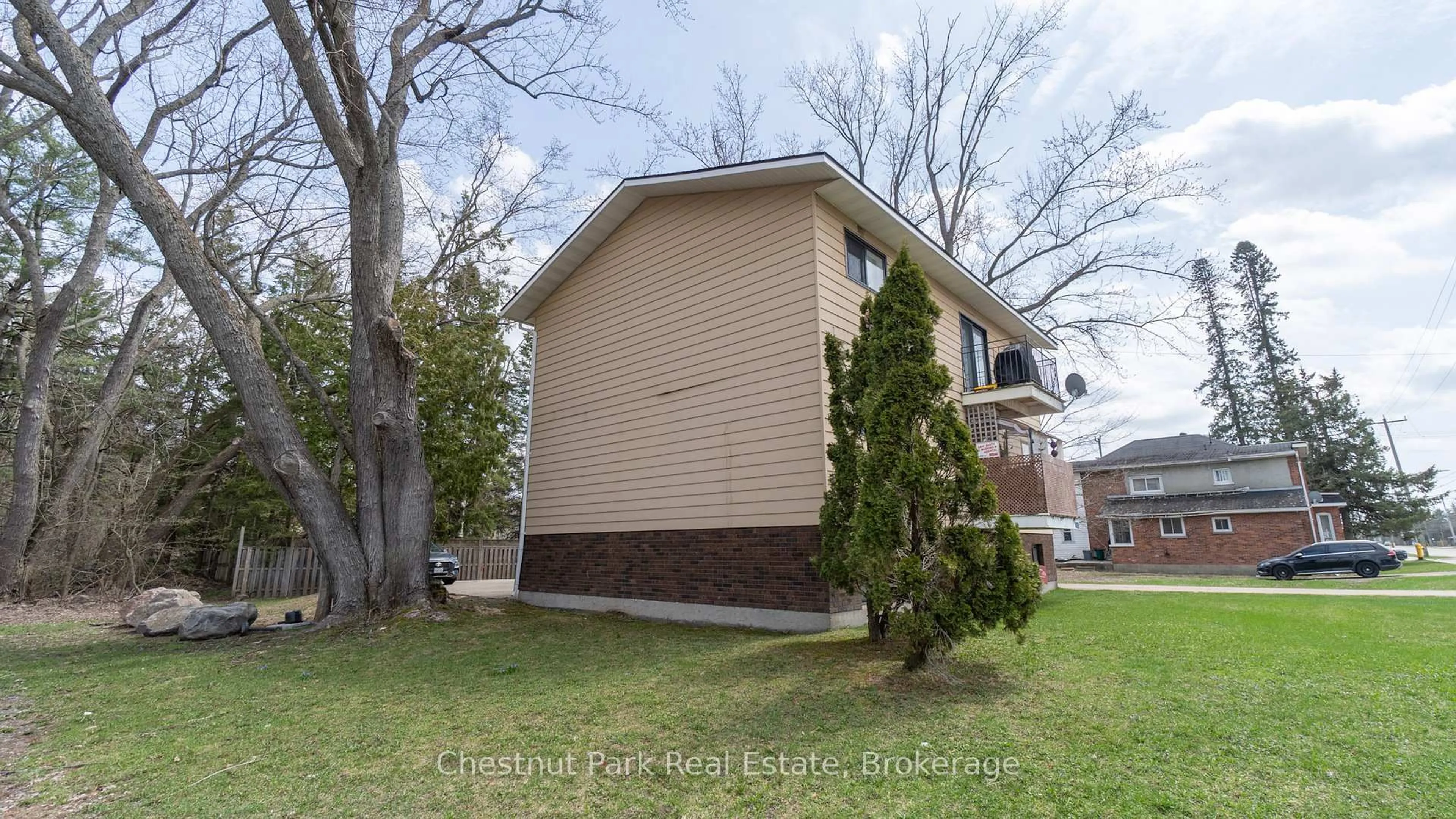 Home with brick exterior material, street for 163 Wellington St, Bracebridge Ontario P1L 1C2